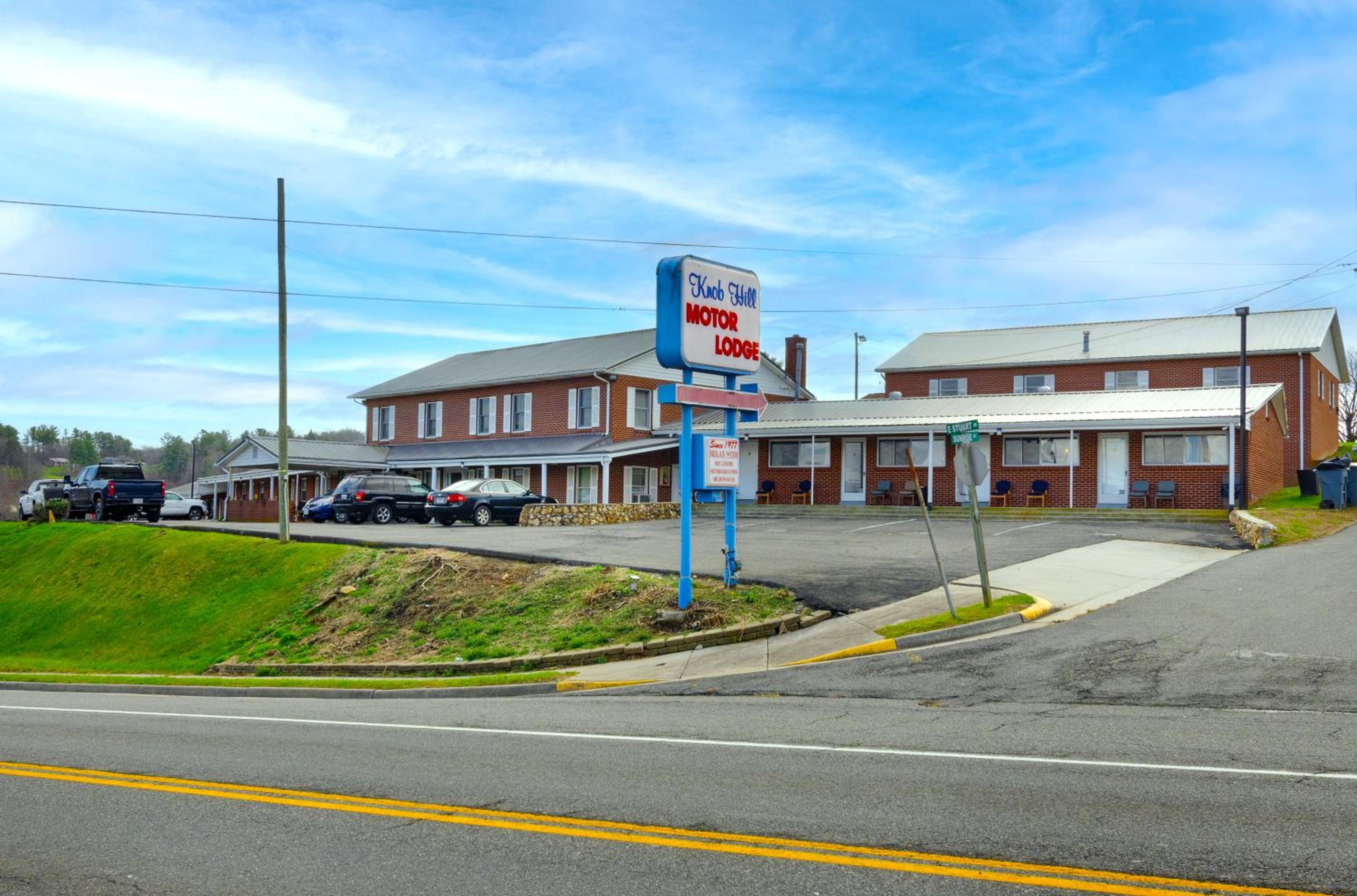 Hillsville Vacations - Knob Hill Motor Lodge - Property Image 15