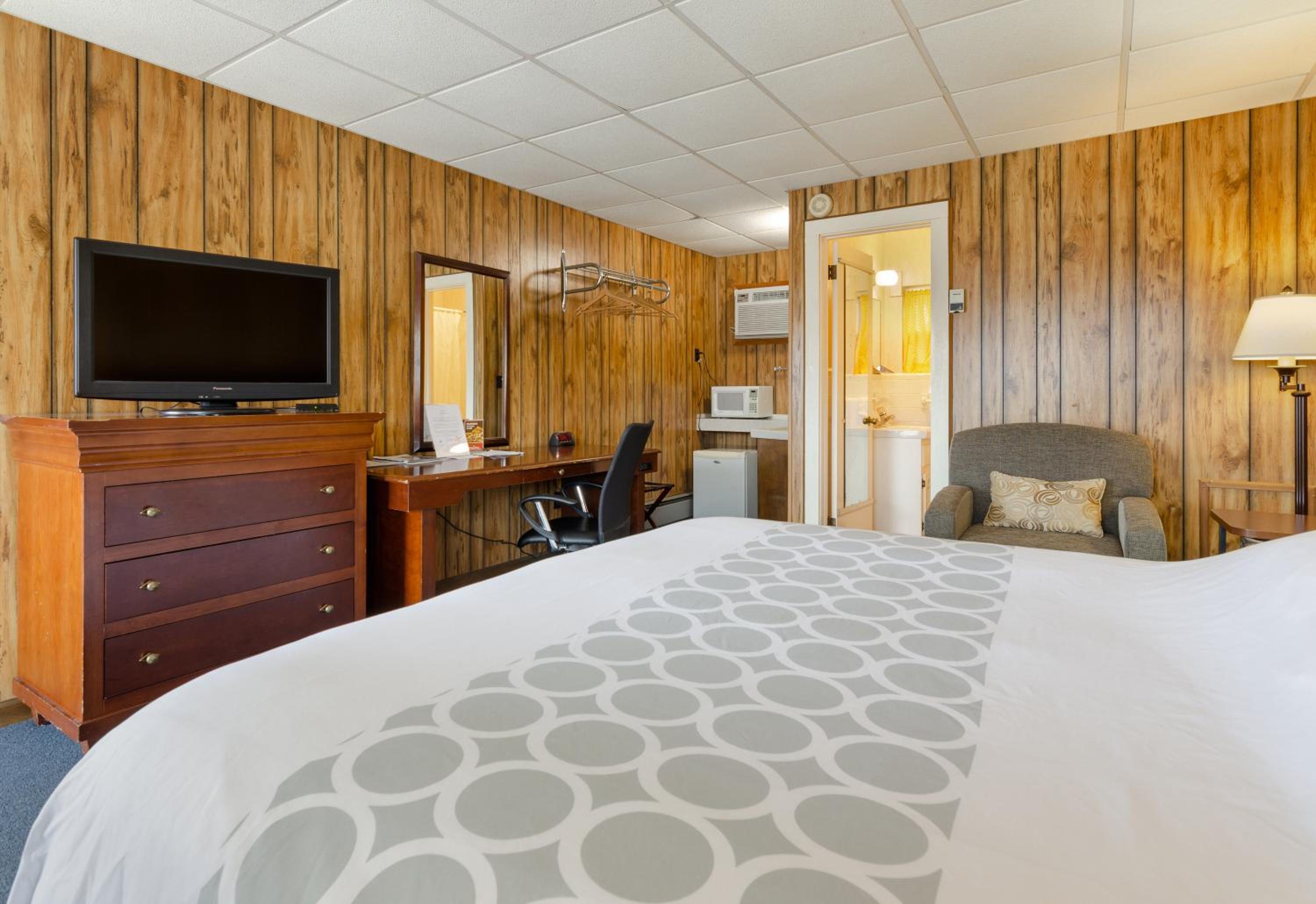 Hillsville Vacations - Knob Hill Motor Lodge - Property Image 28