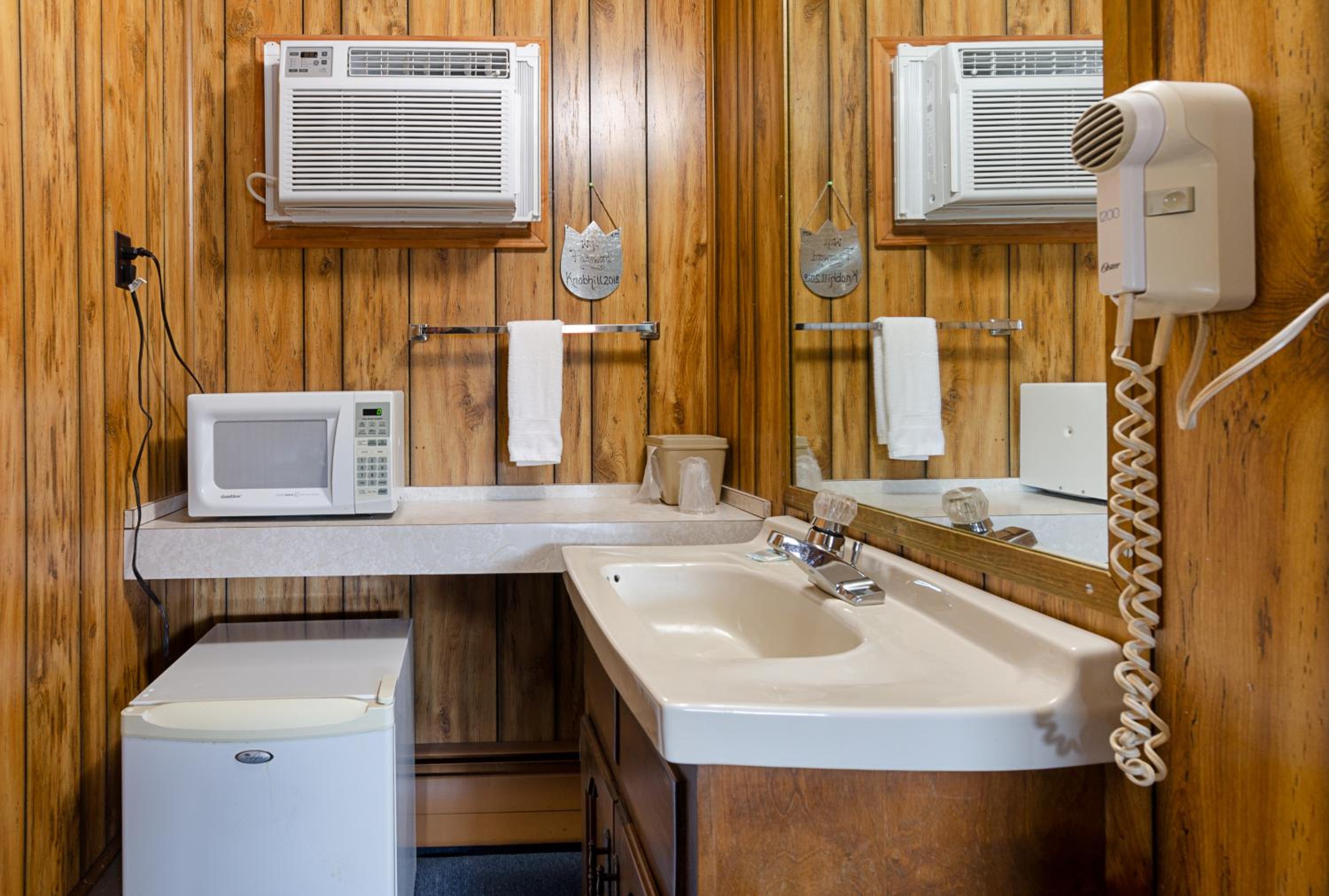 Hillsville Vacations - Knob Hill Motor Lodge - Property Image 27