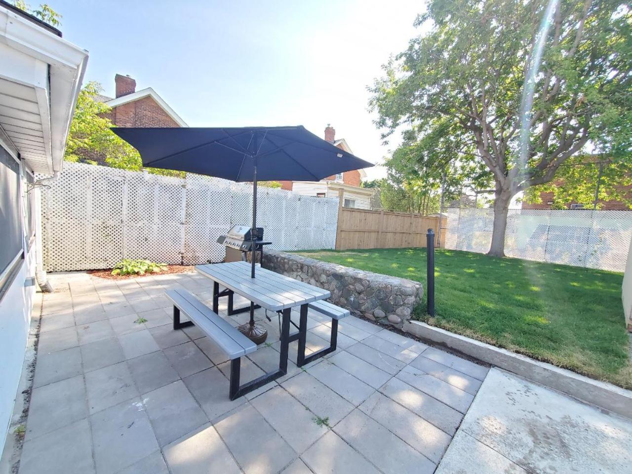 Cheerful 2-BR Backyard Home, Mins to Beach & Lake