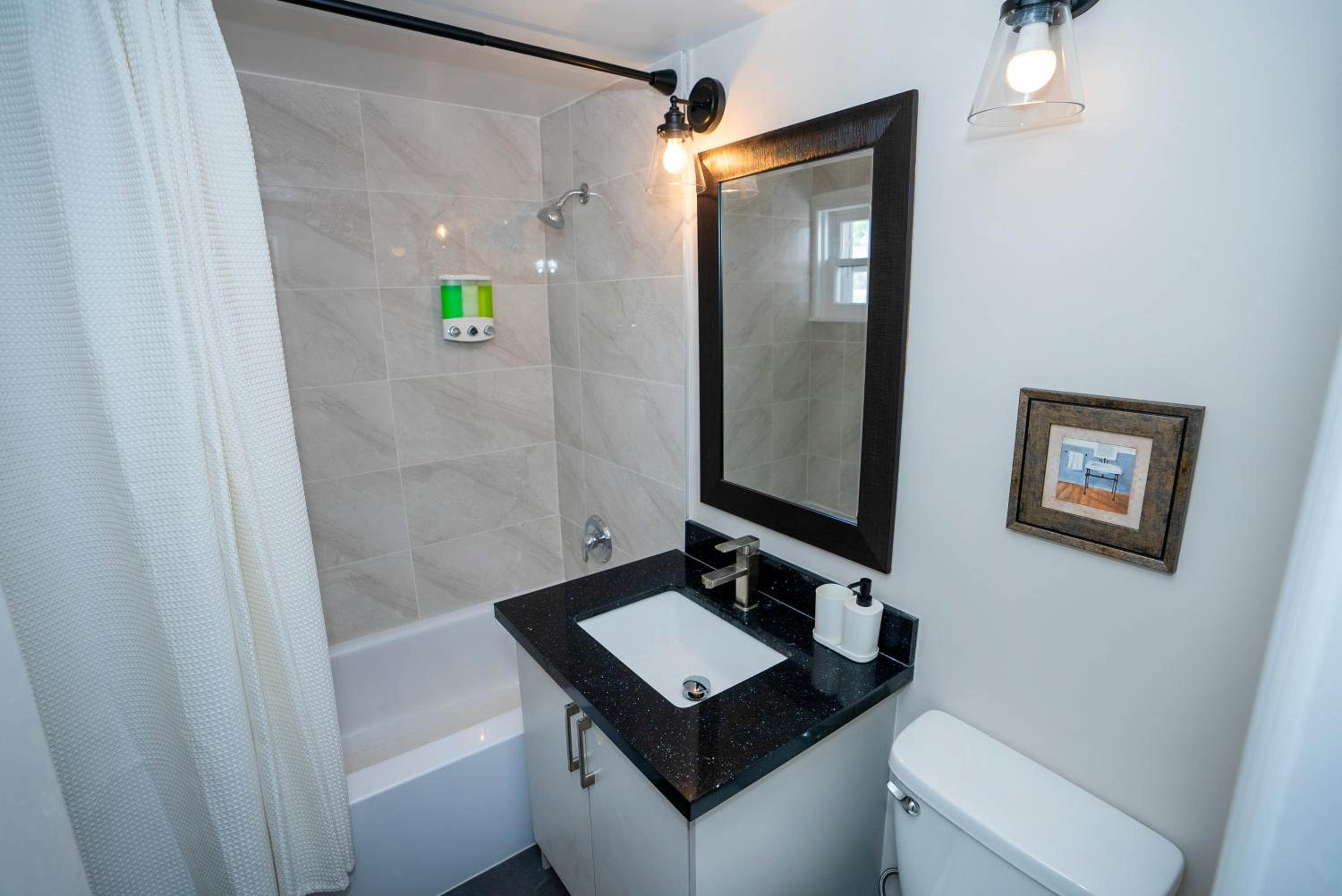 Cheerful 2-BR Backyard Home, Mins to Beach & Lake