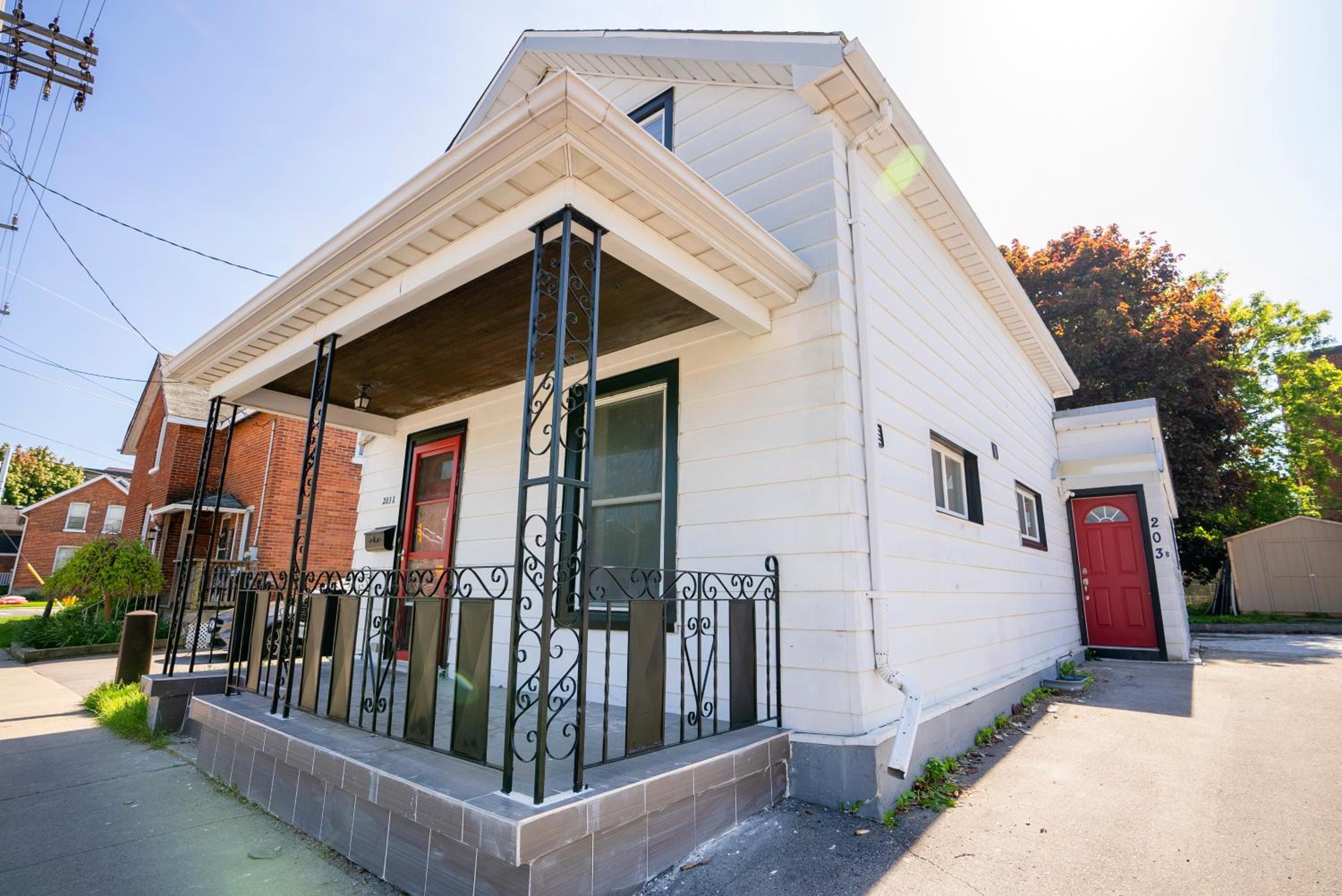 Cheerful 2-BR Backyard Home, Mins to Beach & Lake