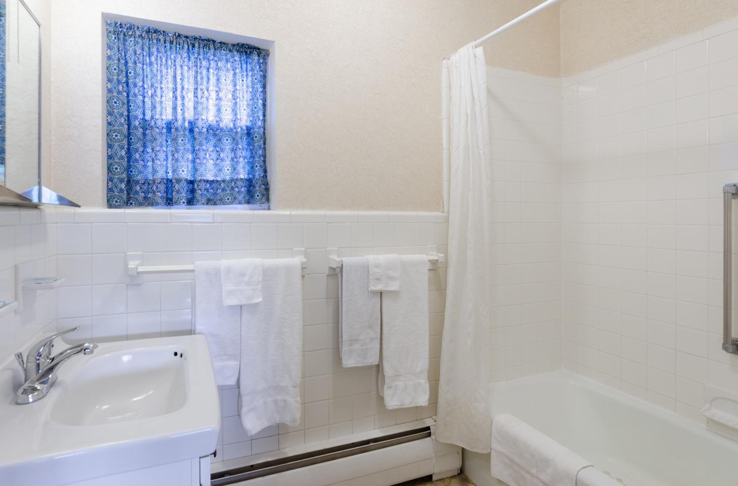 Hillsville Vacations - Knob Hill Motor Lodge - Property Image 24