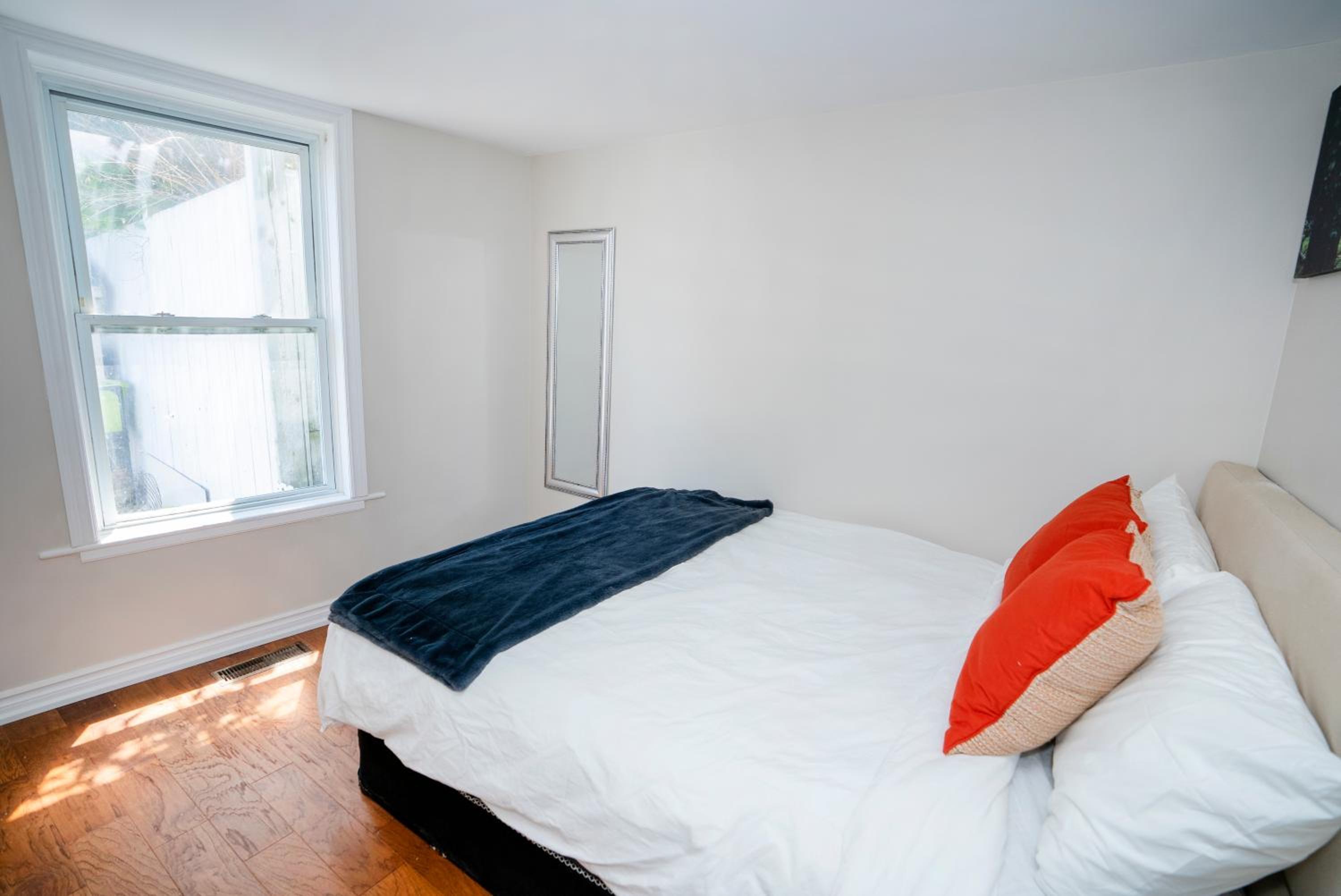 Cheerful 2-BR Backyard Home, Mins to Beach & Lake