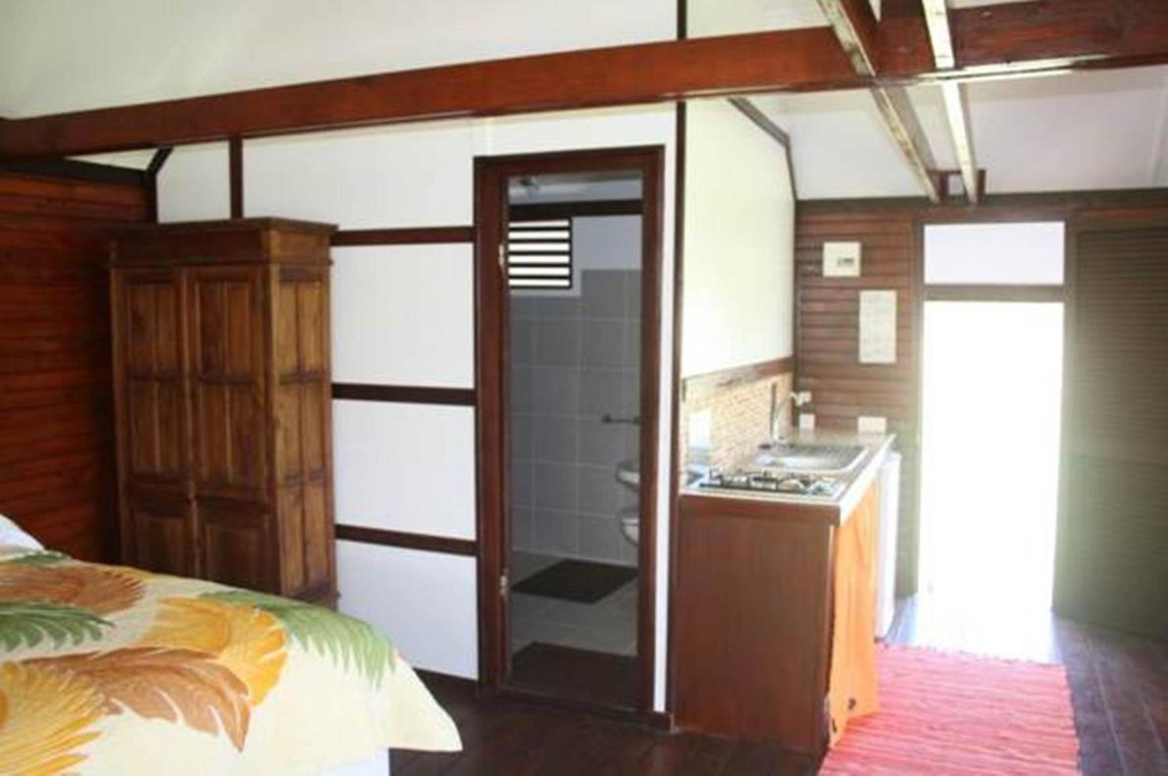 Raiatea Airport Bungalow