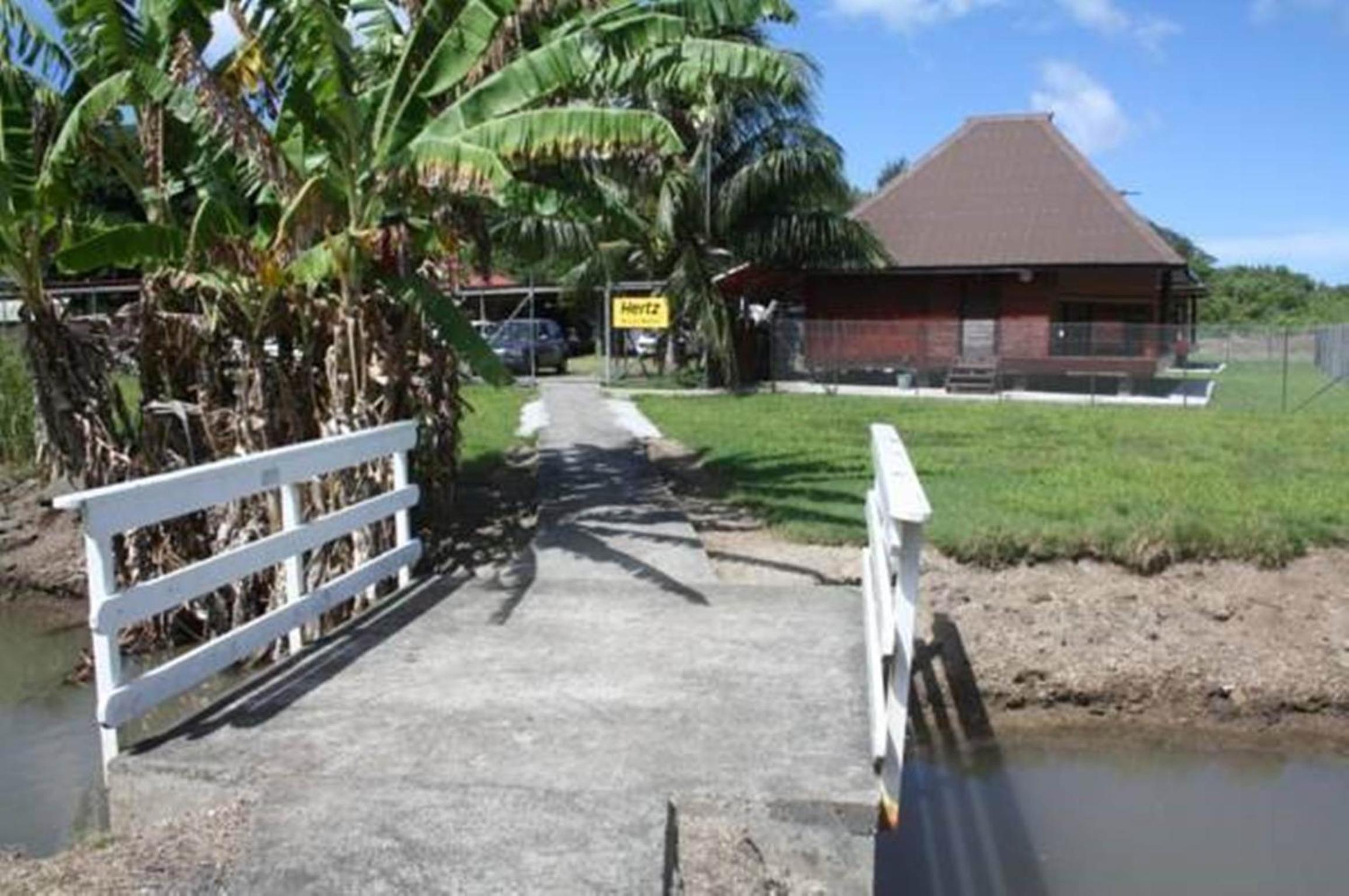 Raiatea Airport Bungalow