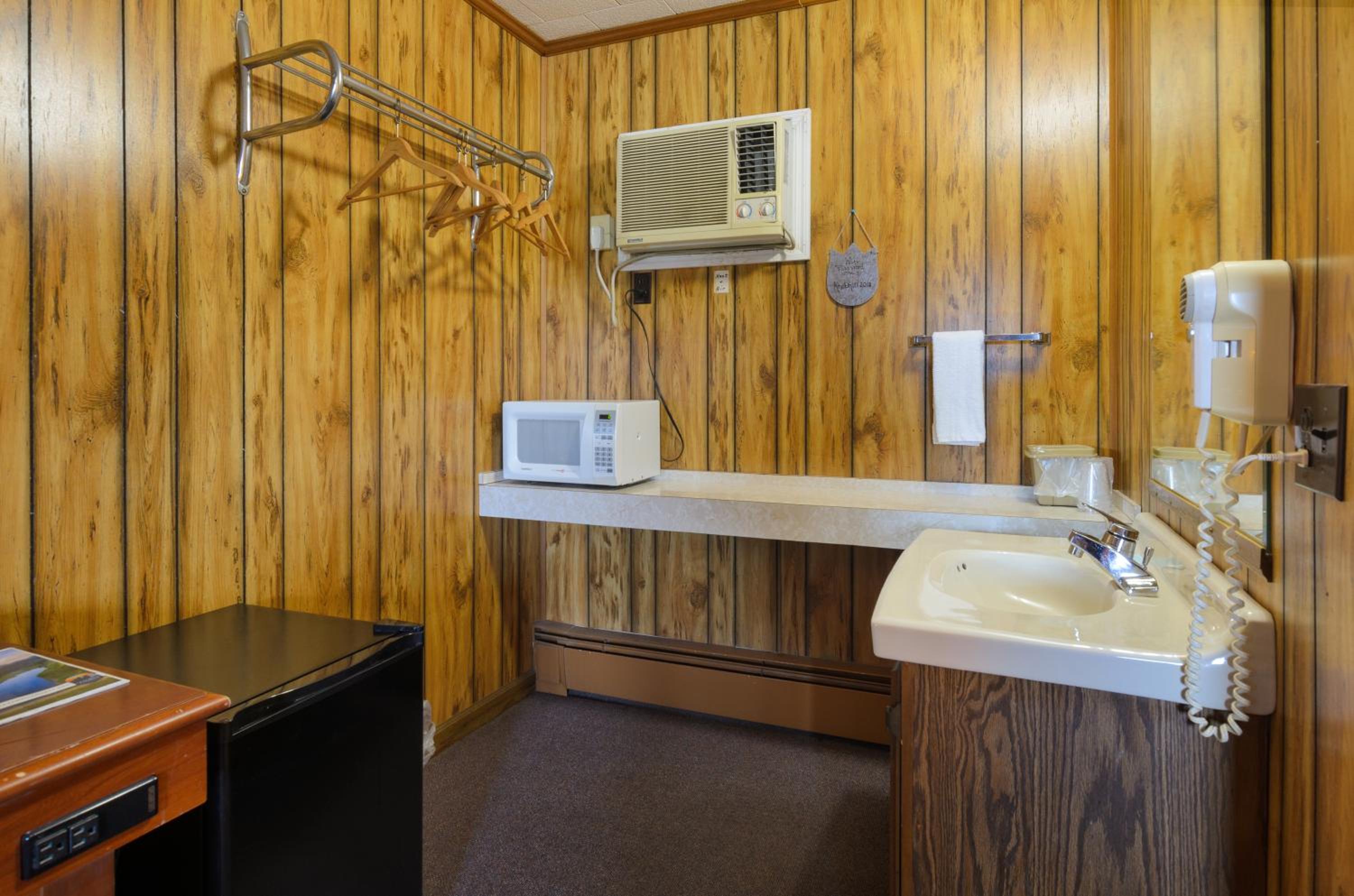 Hillsville Vacations - Knob Hill Motor Lodge - Property Image 16