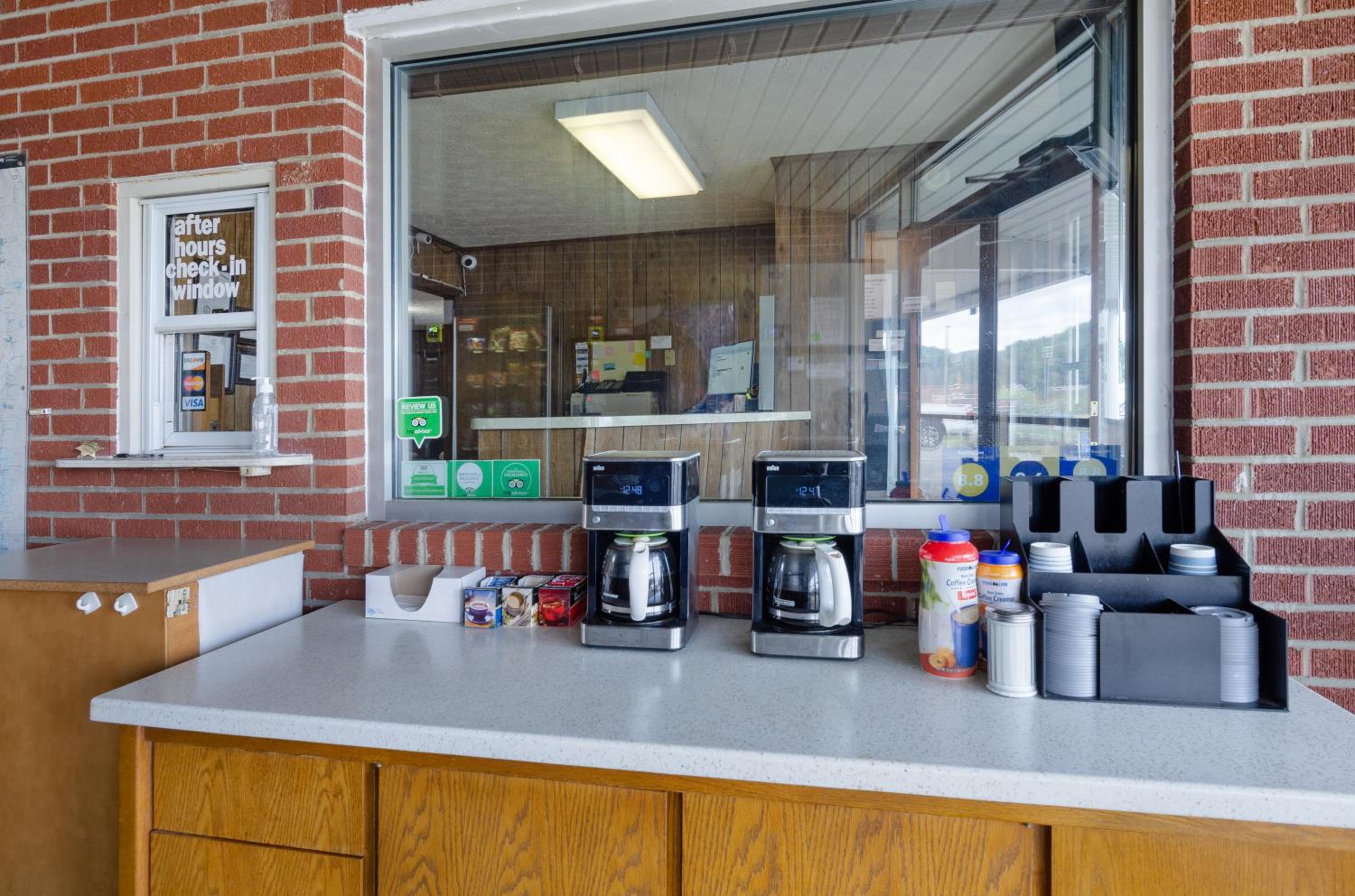 Hillsville Vacations - Knob Hill Motor Lodge - Property Image 12