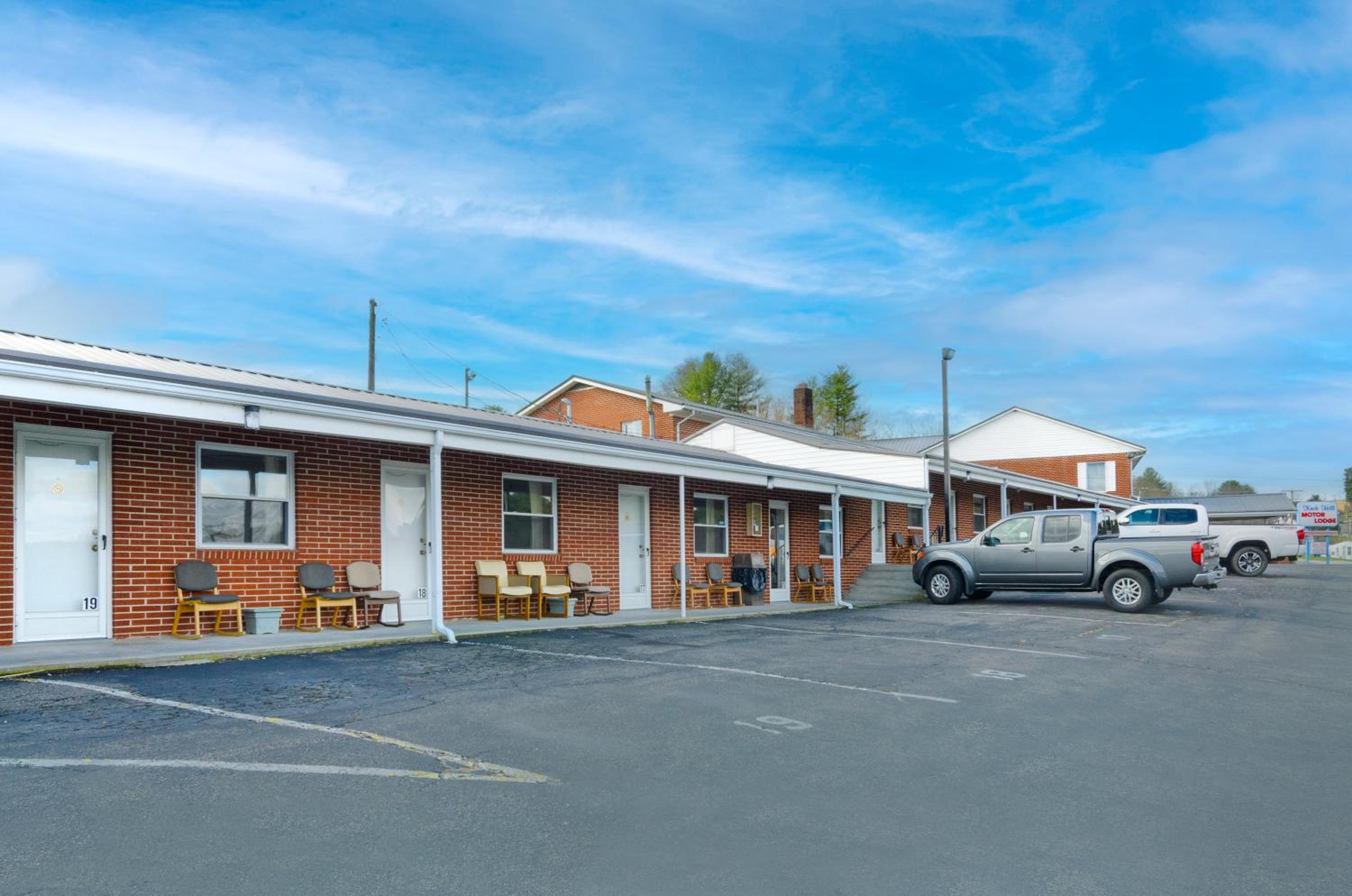 Hillsville Vacations - Knob Hill Motor Lodge - Property Image 8