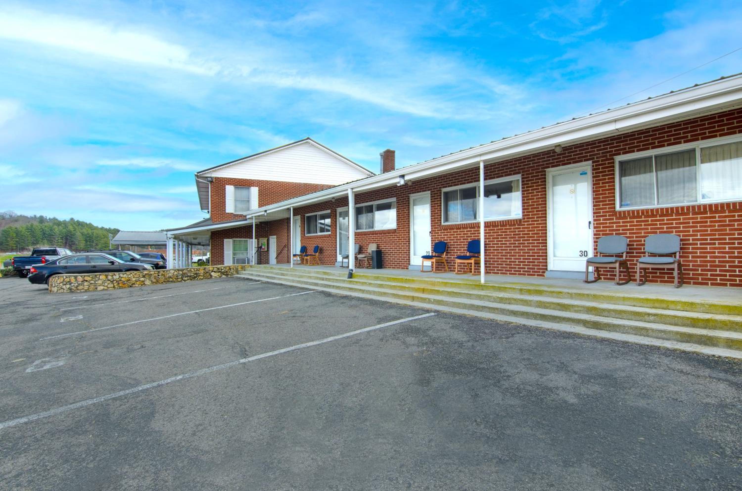 Hillsville Vacations - Knob Hill Motor Lodge - Property Image 7