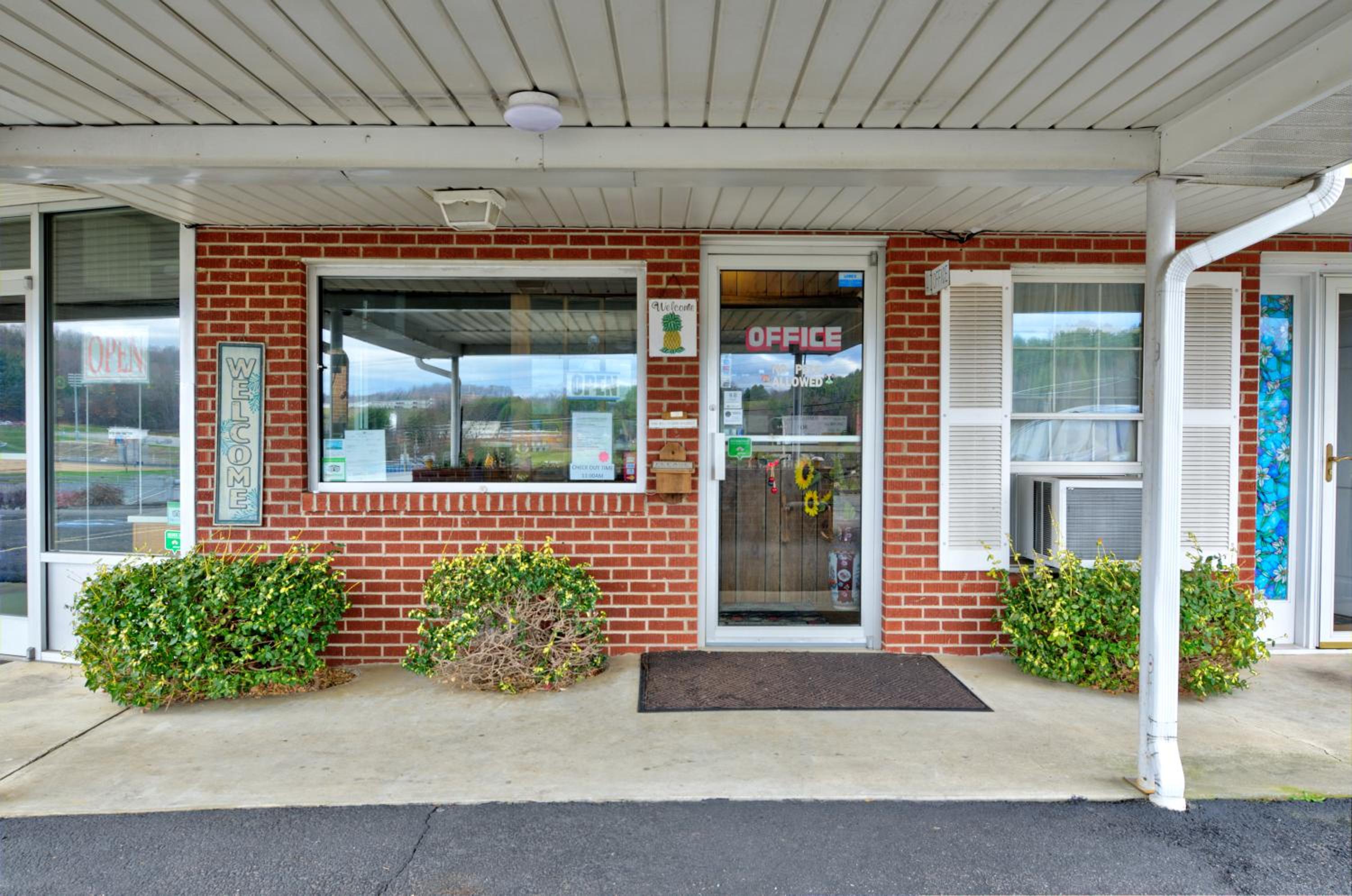 Hillsville Vacations - Knob Hill Motor Lodge - Property Image 5