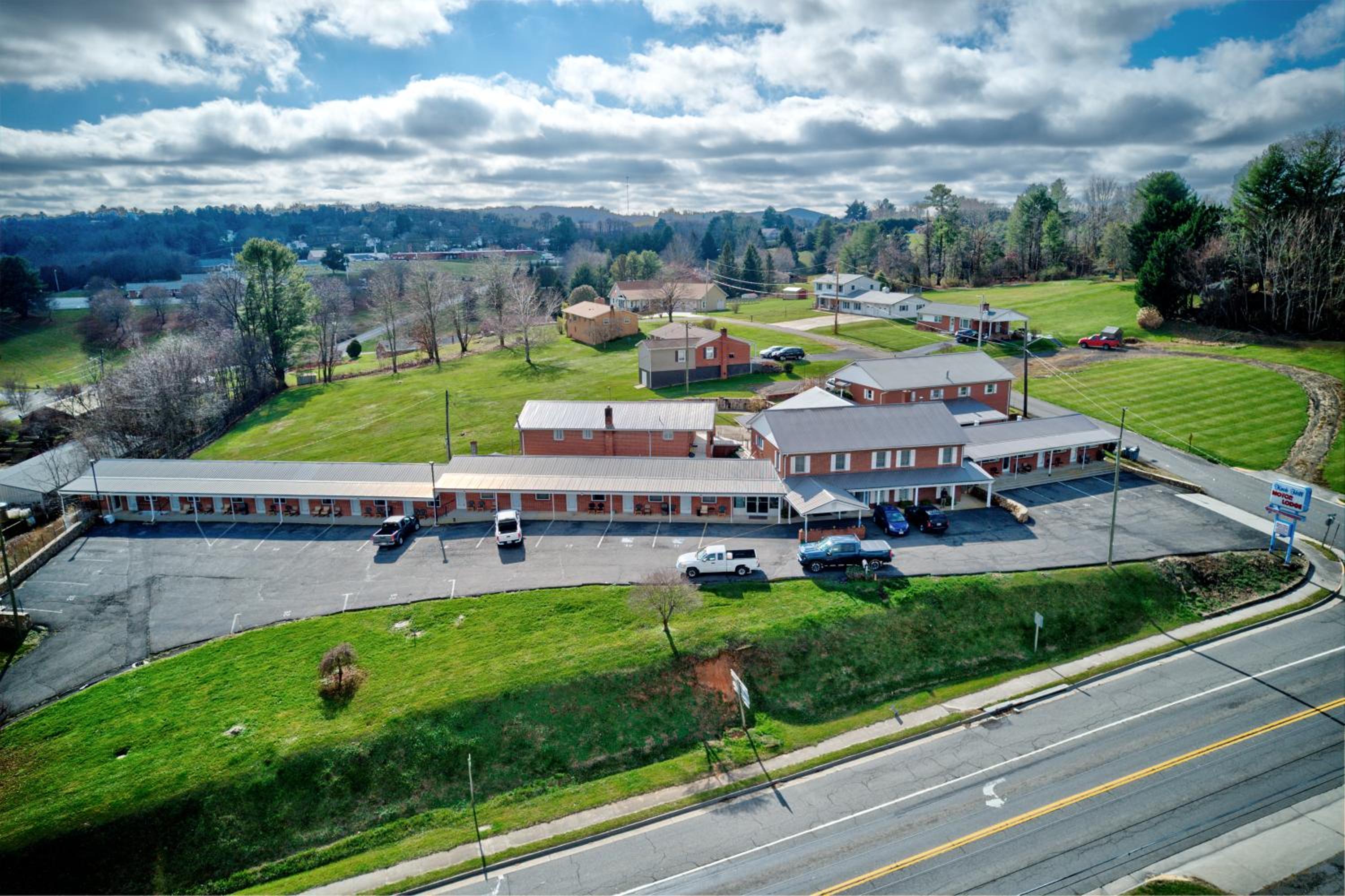 Hillsville Vacations - Knob Hill Motor Lodge - Property Image 3