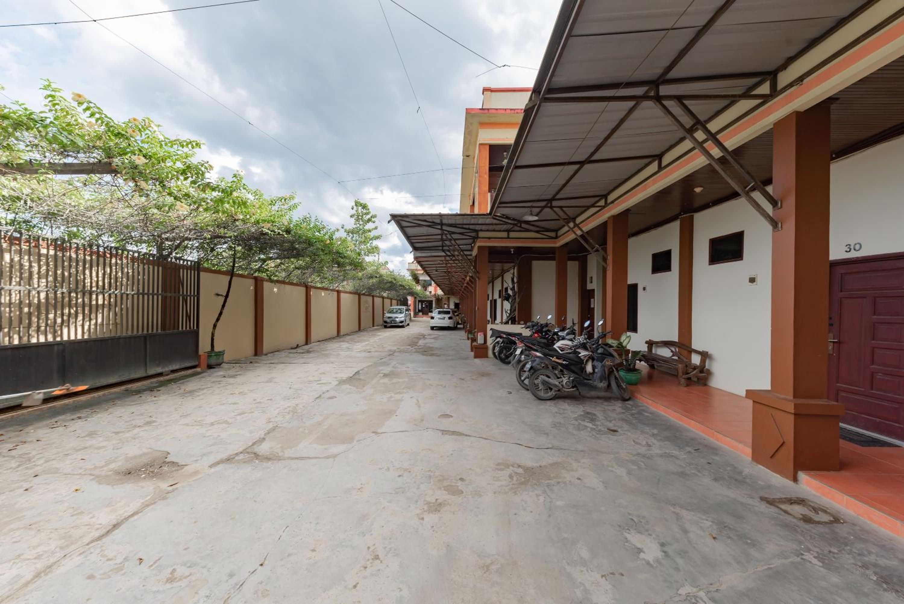 RedDoorz near Samarinda Square view 2