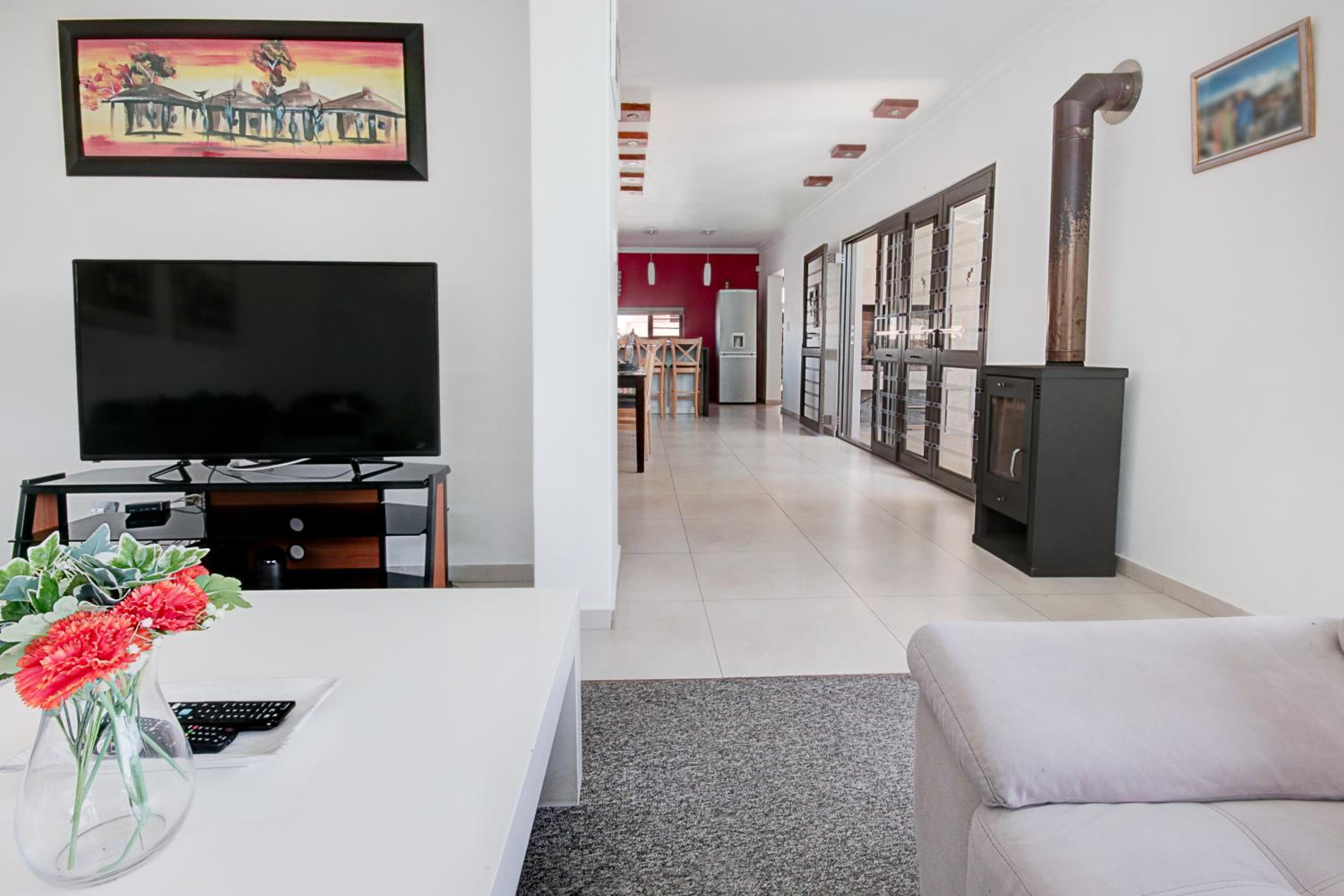 Spacious Shared 3-Bedroom Villa Near Blouberg Beach Pool, Wi-Fi, Braai view 5