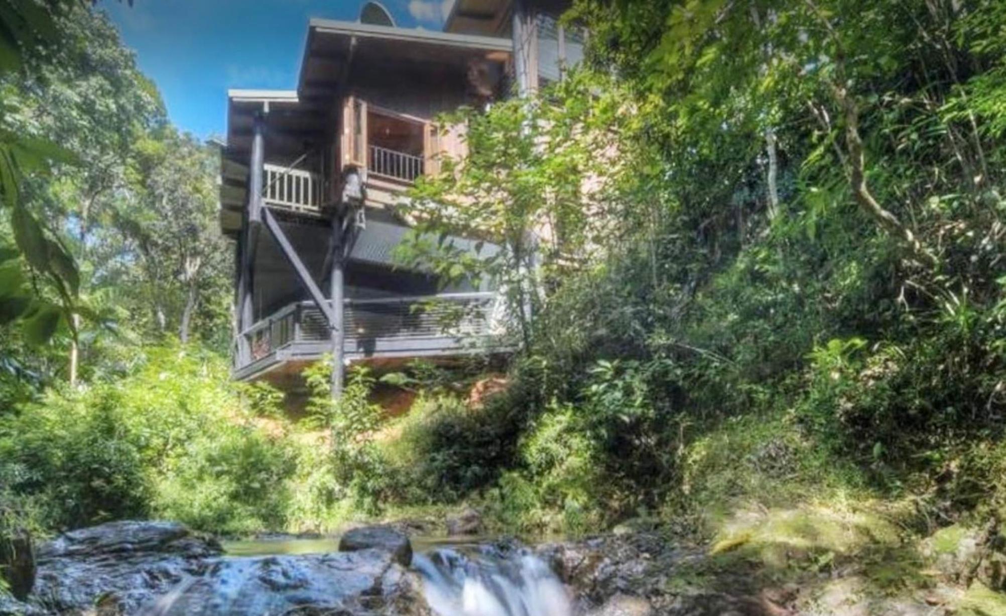 BUTTERFLY BEND - 3 Bedroom Daintree Beach House