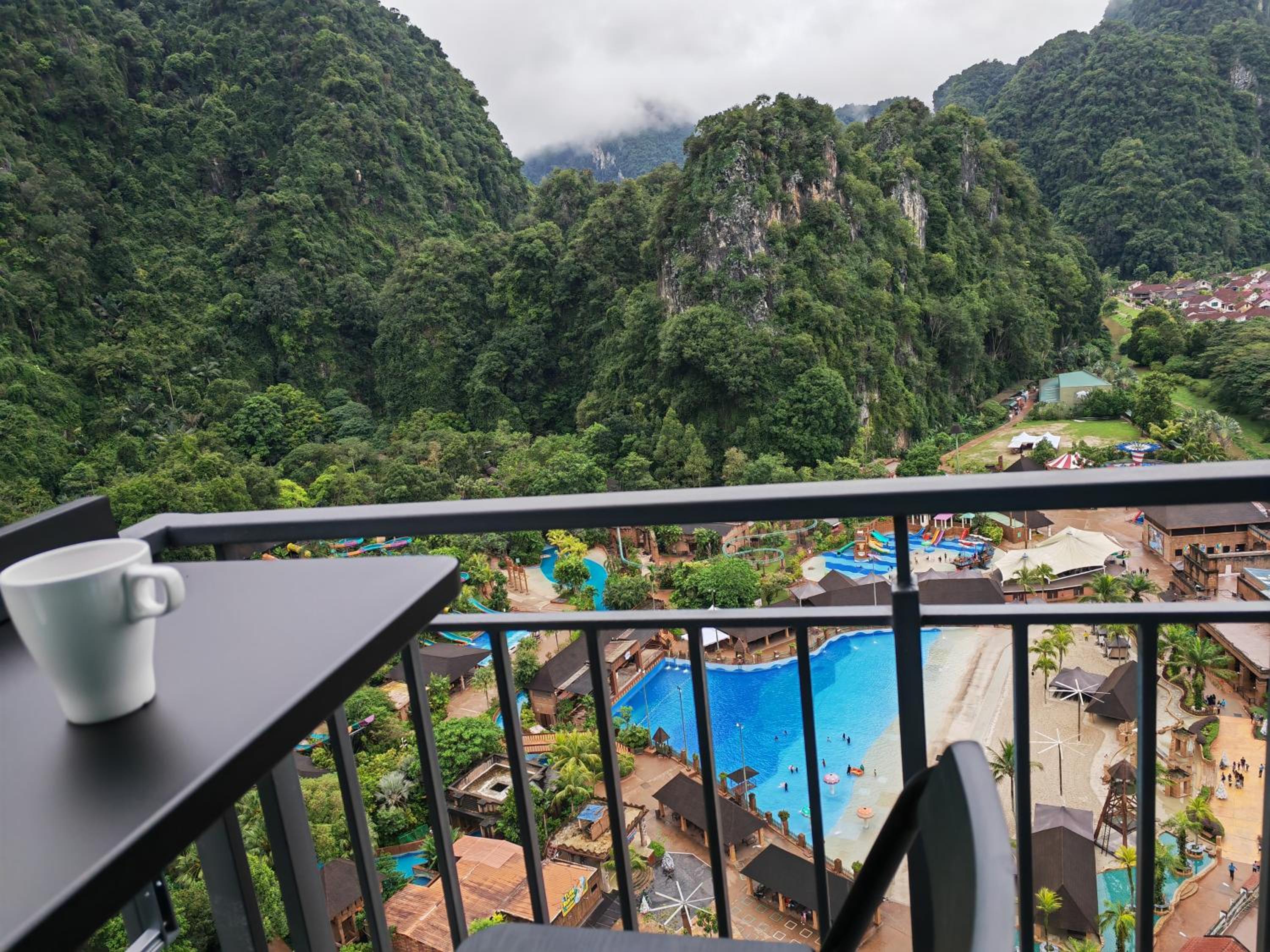 Cozy Suite with 270 Degree Mountain and Theme Park Views photo 3