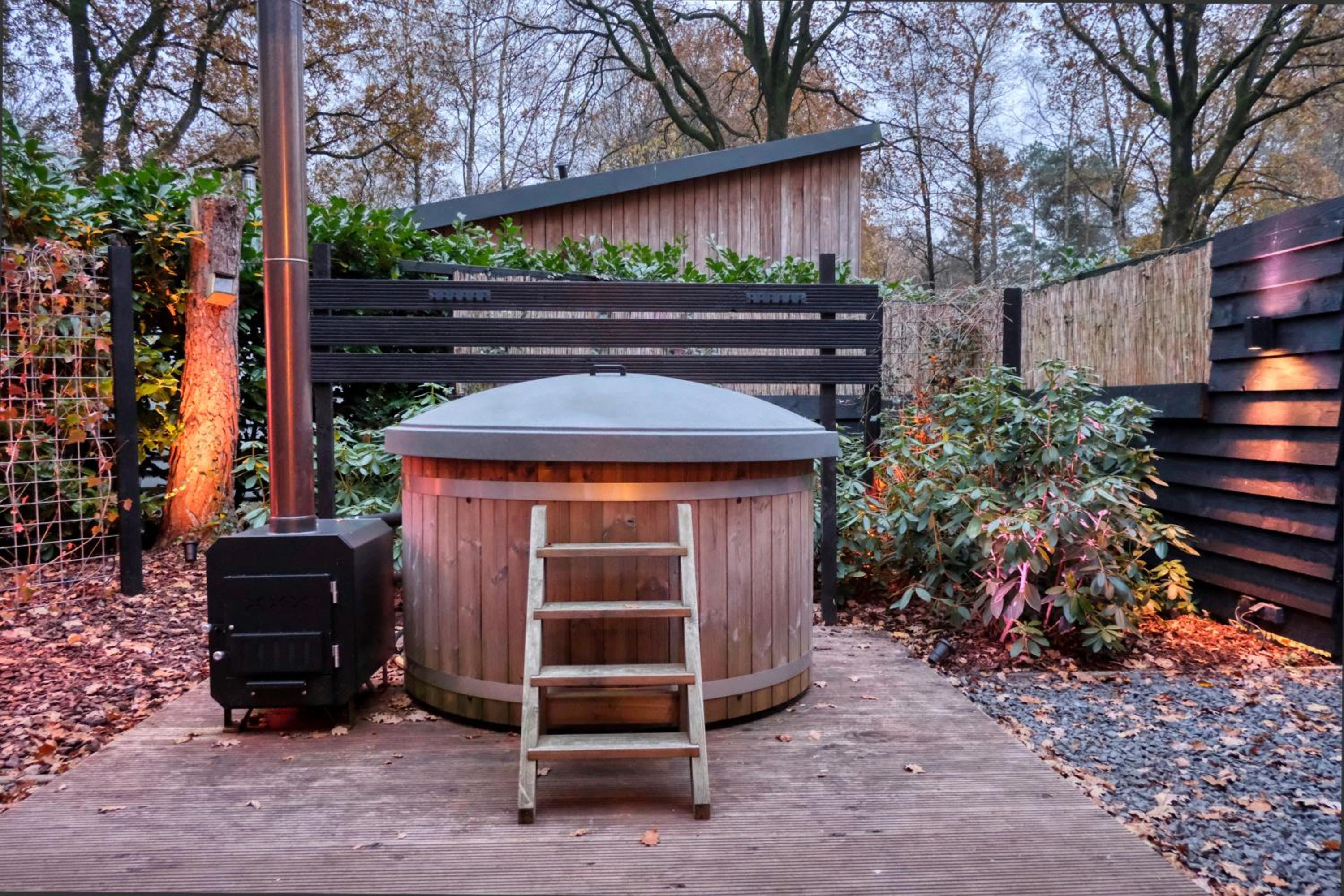 Lodge in een bosrijke omgeving met Hottub & Sauna opt view 2
