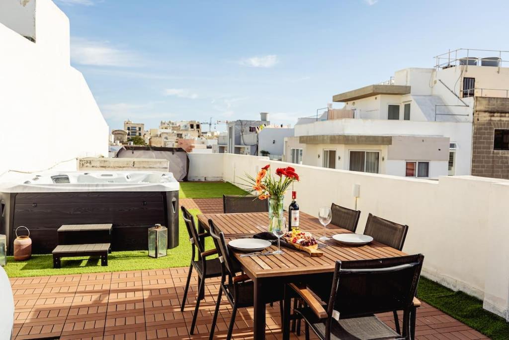 Hotel Luxury Designer Penthouse with Private Jacuzzi - Image 1