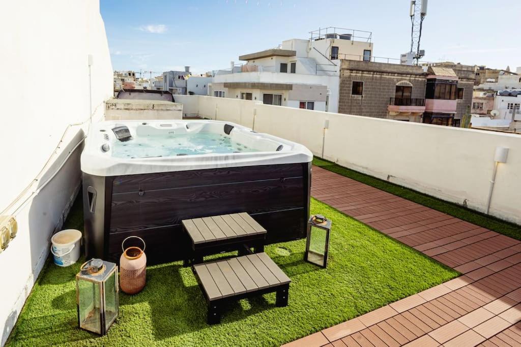 Luxury Designer Penthouse with Private Jacuzzi view 4