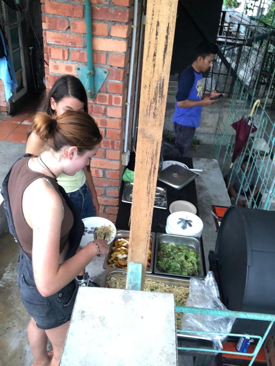 Chinatown Hostel by Mingle - Rooftop Private Jacuzzi with Bar