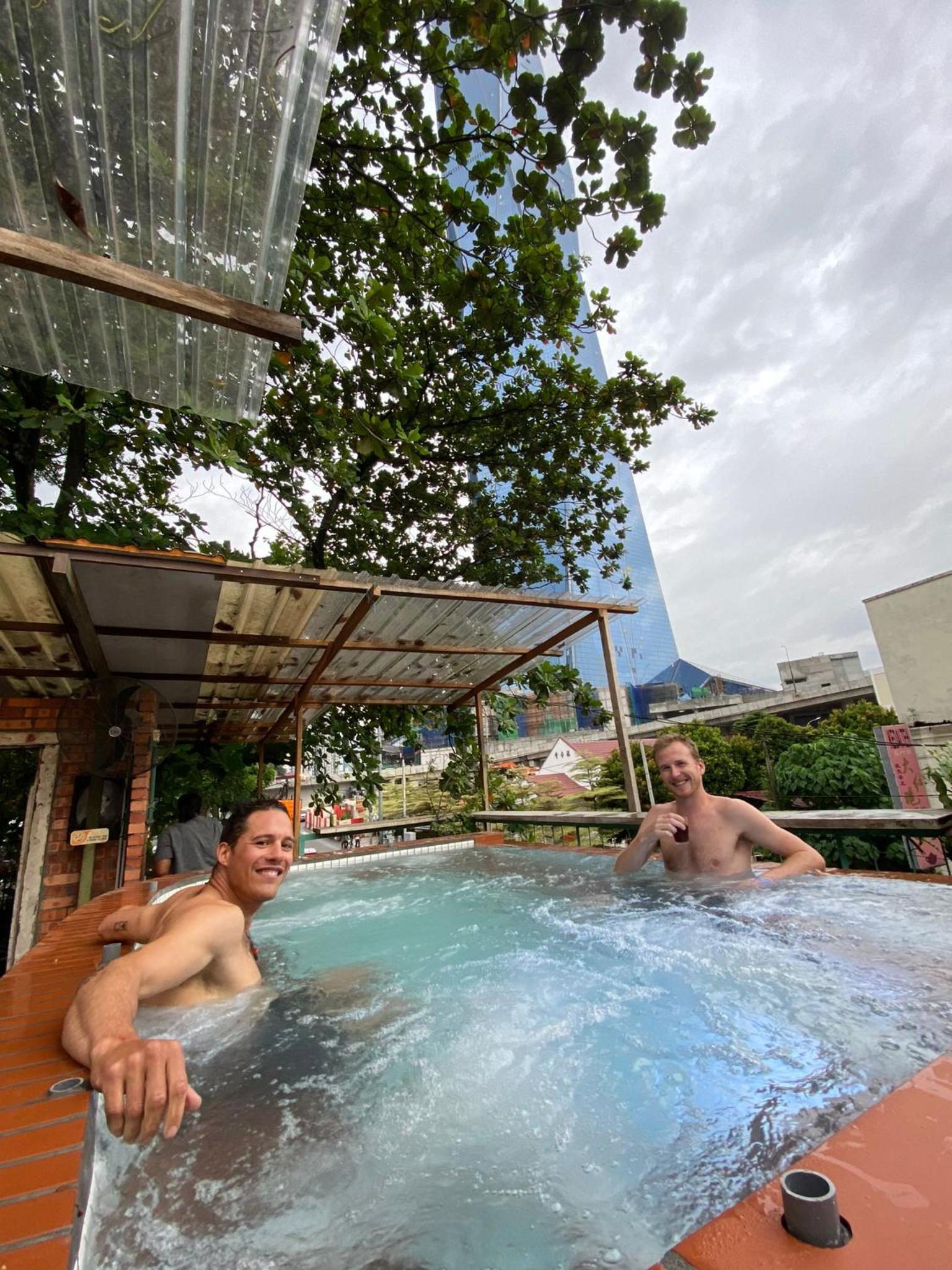 Chinatown Hostel by Mingle - Rooftop Private Jacuzzi with Bar