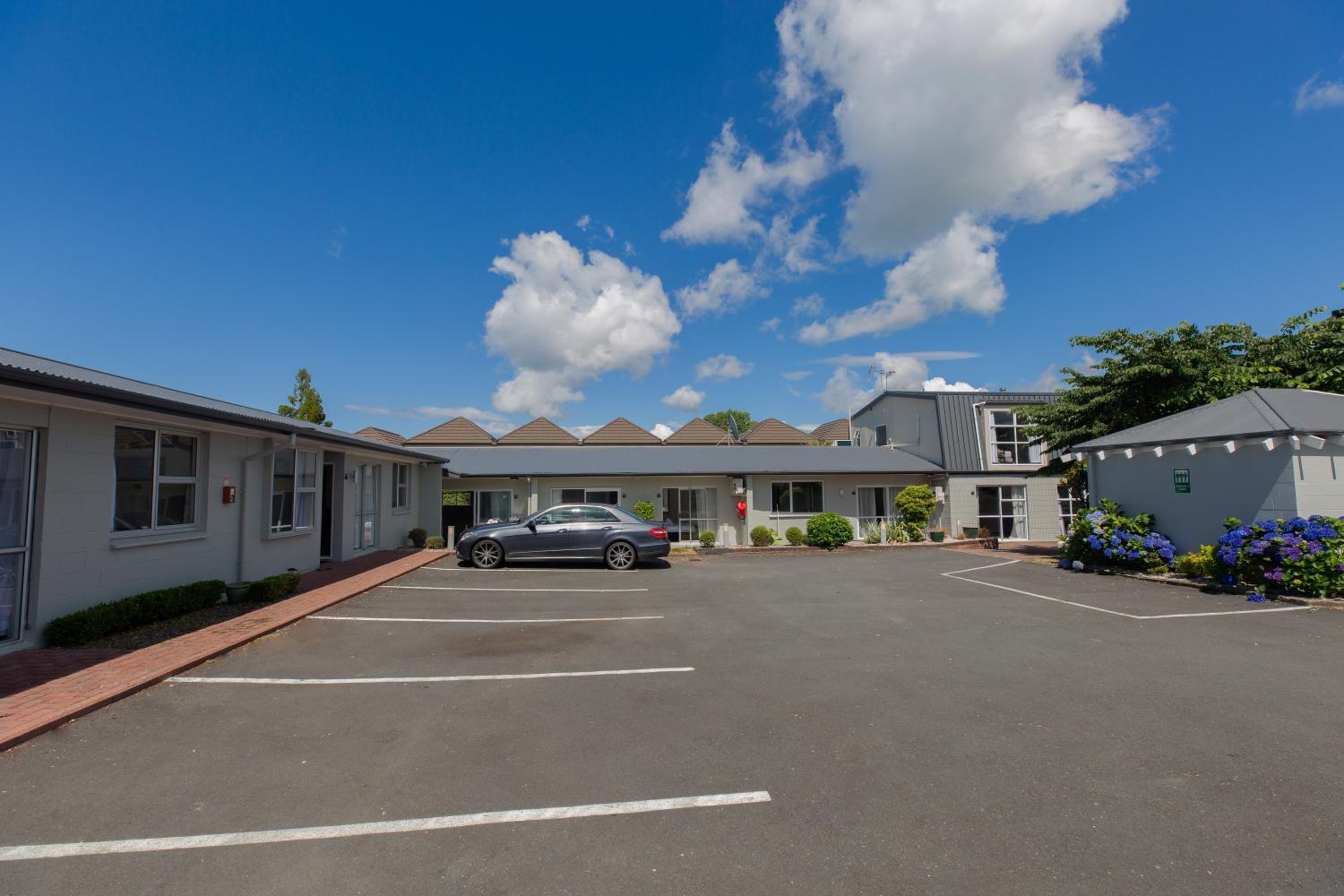 Lake Breeze Motel
