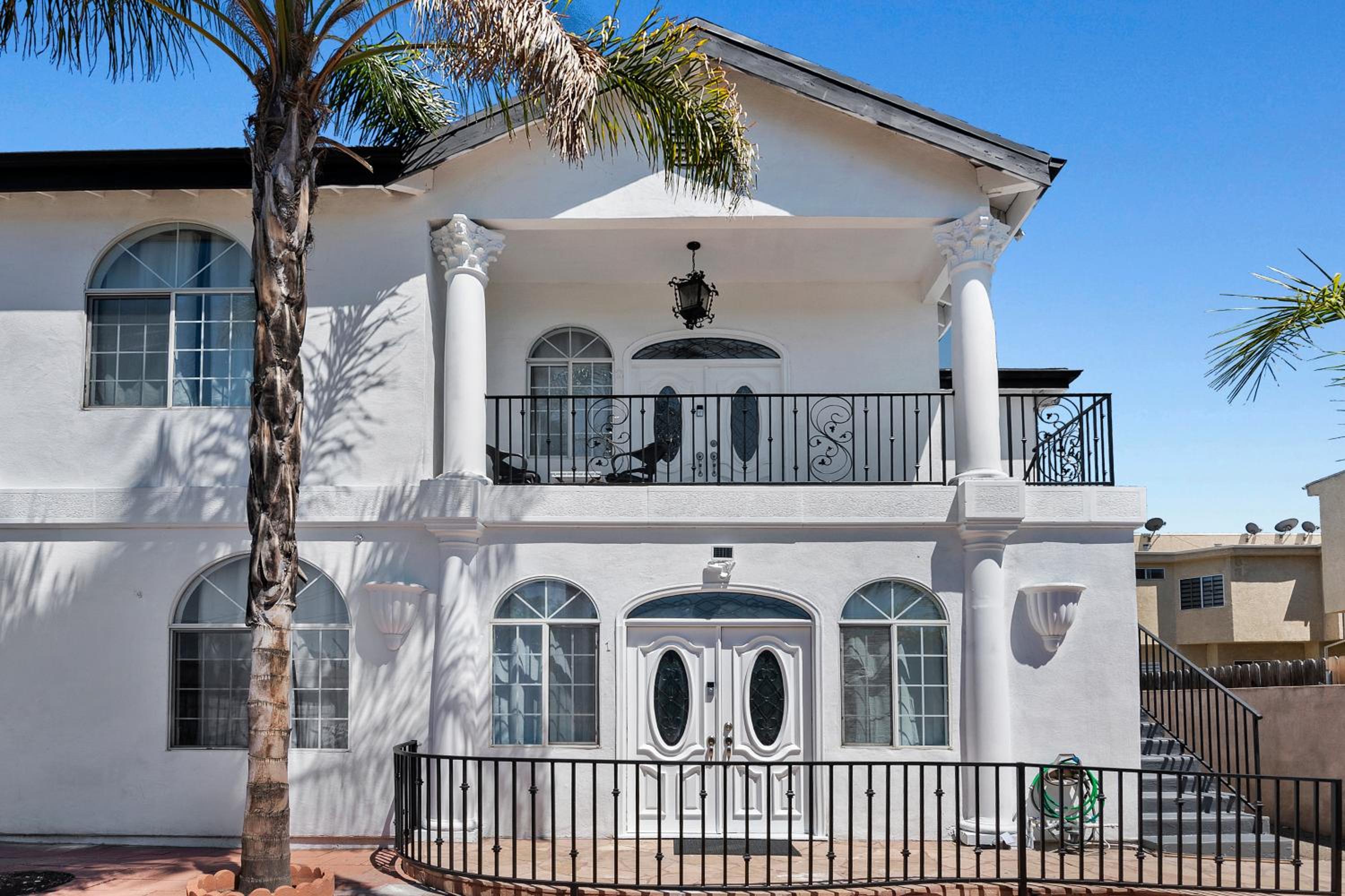 Private master bedroom with king bed private bath and large flat TV in large centrally located gated unit near Universal studio