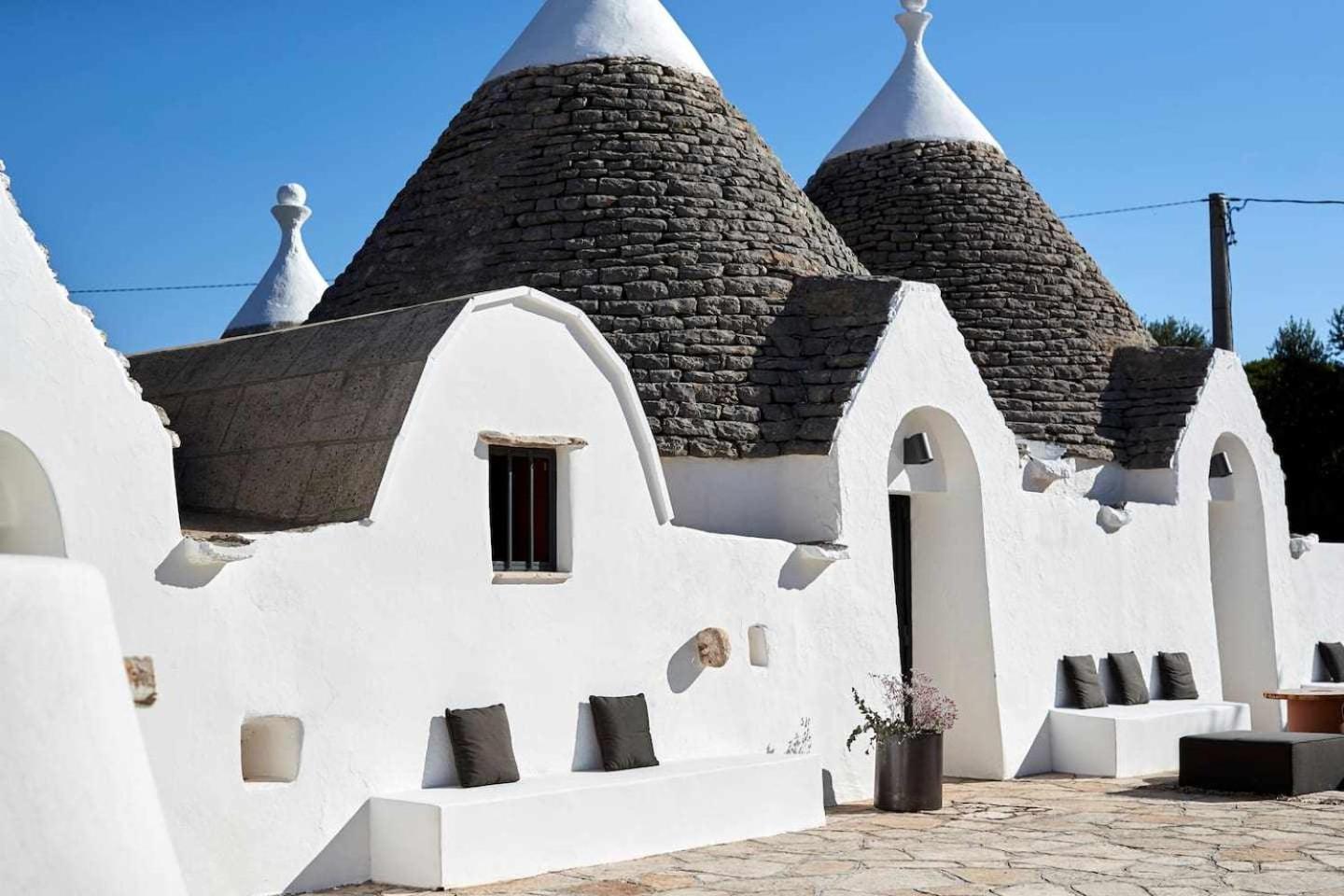 Trullo Smeraldo with exclusive swimming pool view 4