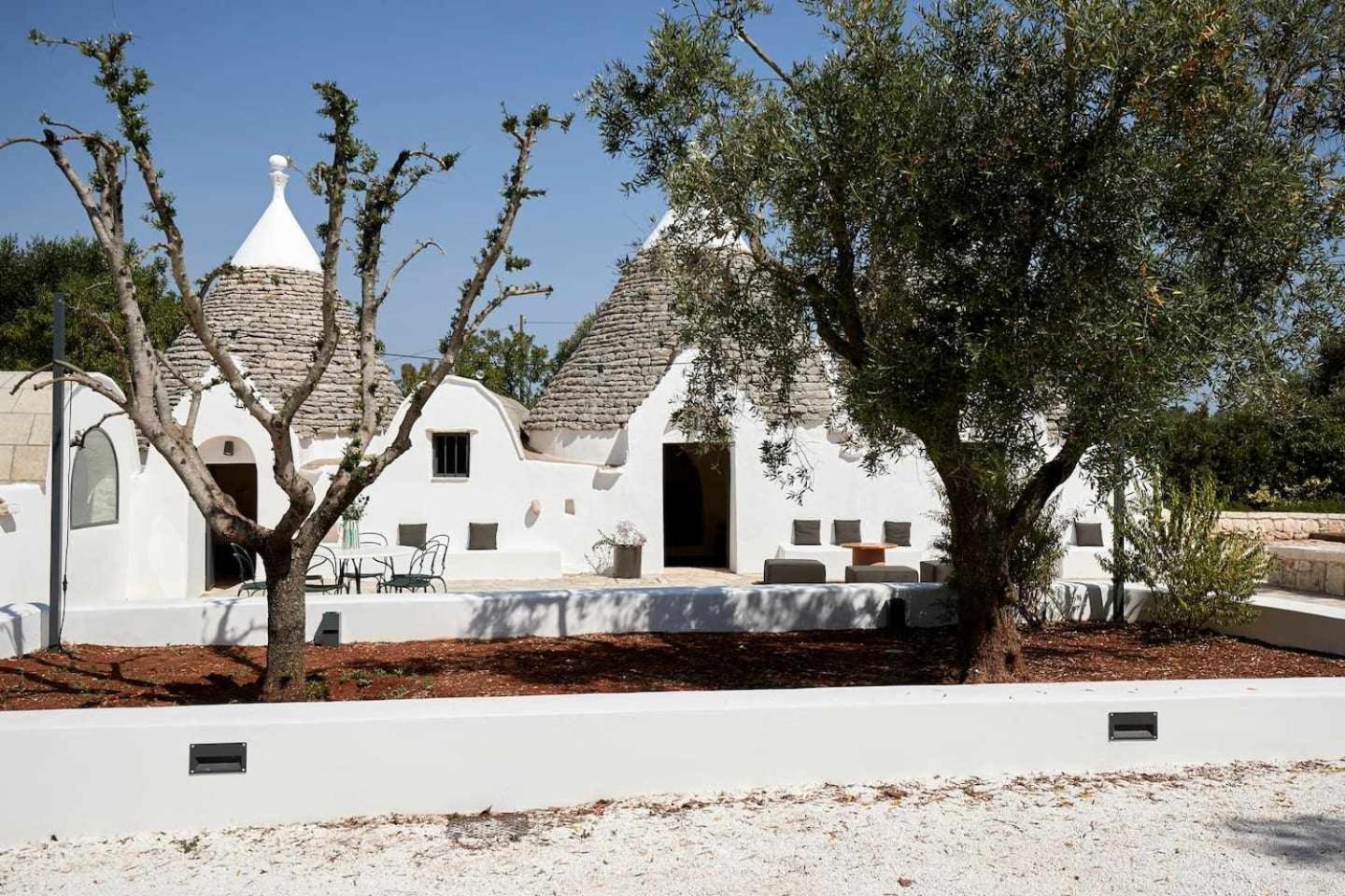 Trullo Smeraldo with exclusive swimming pool view 5