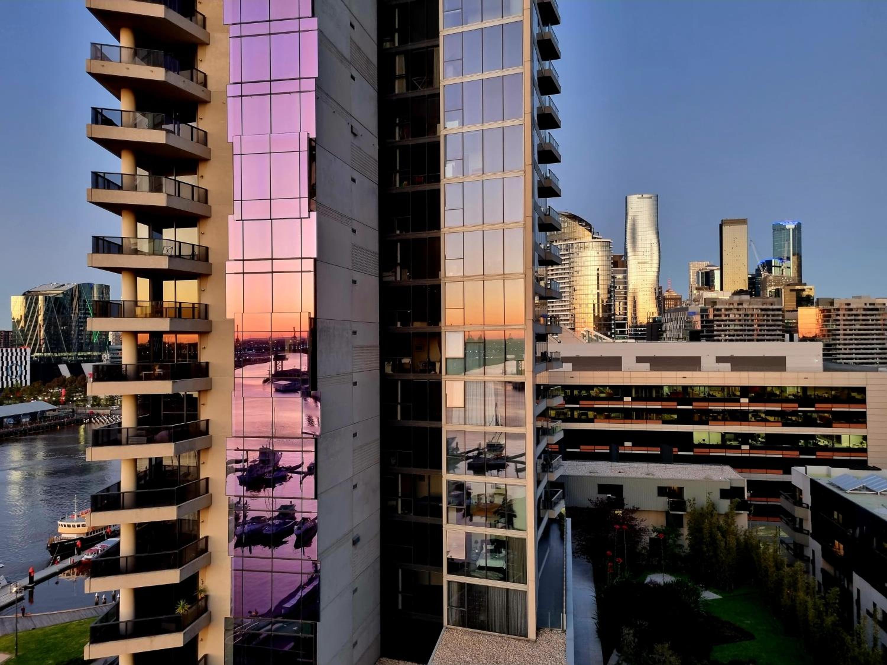 Hotel Luxe Waterfront Melbourne - Image 1
