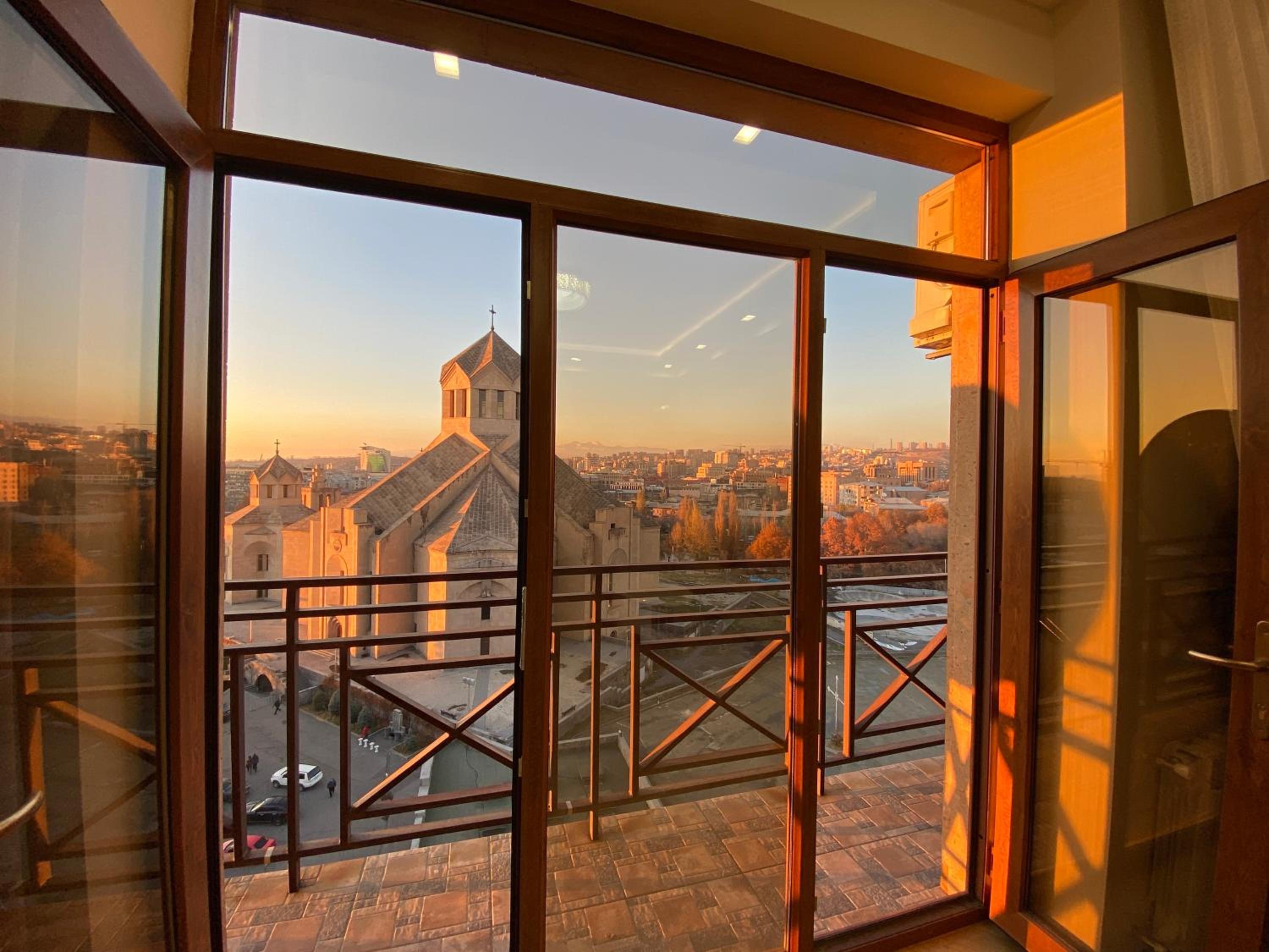 Kajaznuni Street, 3 bedrooms Luxury & Unique apartment QA888