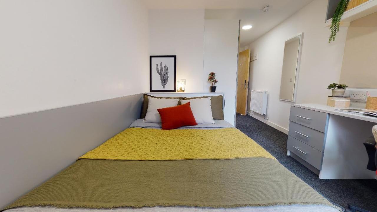 Ensuite Bedrooms with Shared Kitchen and Studios at Century Square in Sheffield