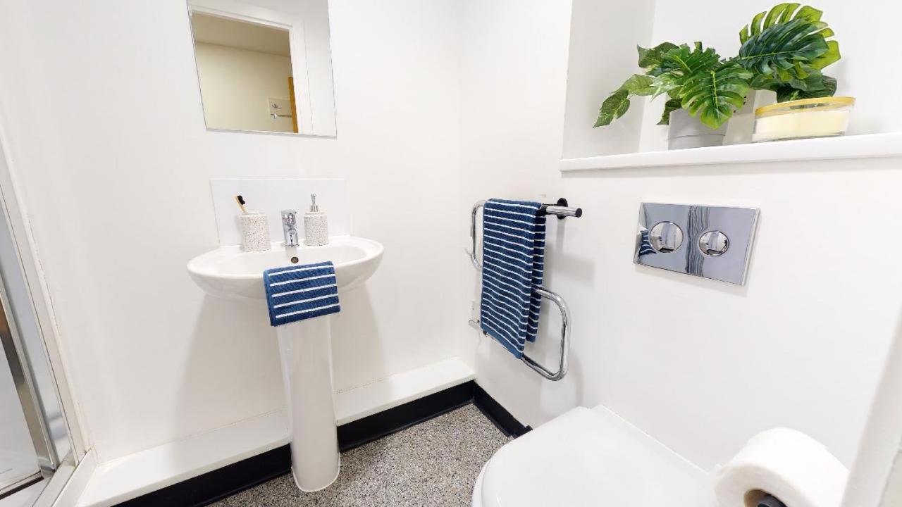 Ensuite Bedrooms with Shared Kitchen and Studios at Century Square in Sheffield
