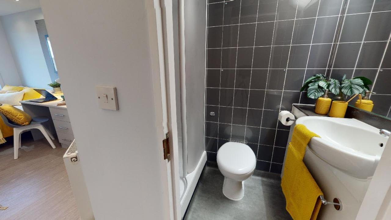 For Students Only Ensuite Bedrooms with Shared Kitchen at Broderick House in Birmingham City Centre