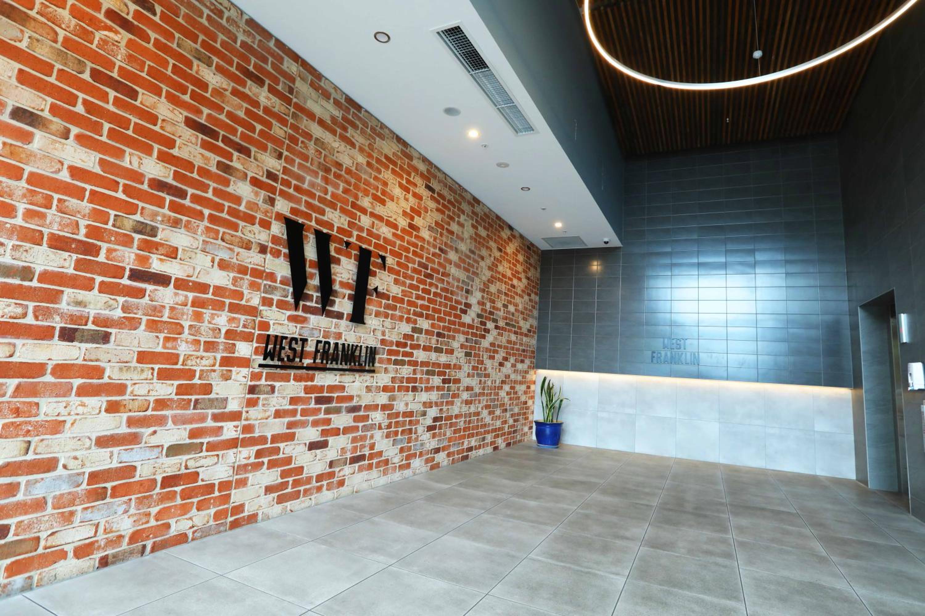 CBD Stunning High Floor View - FREE Parking FREE Netflix FREE Gym FREE Pool FREE Sauna FREE Coffee