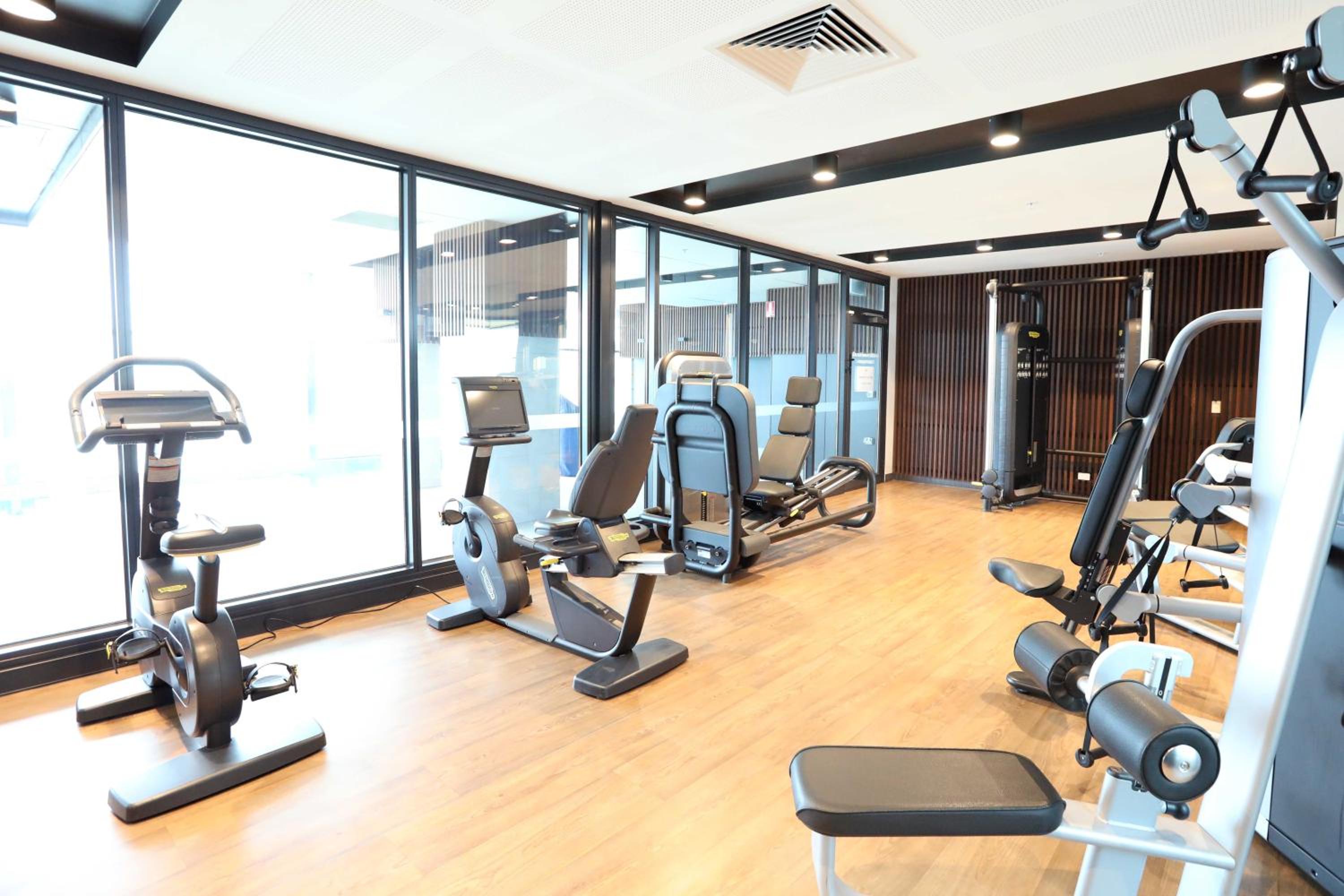 CBD Stunning High Floor View - FREE Parking FREE Netflix FREE Gym FREE Pool FREE Sauna FREE Coffee