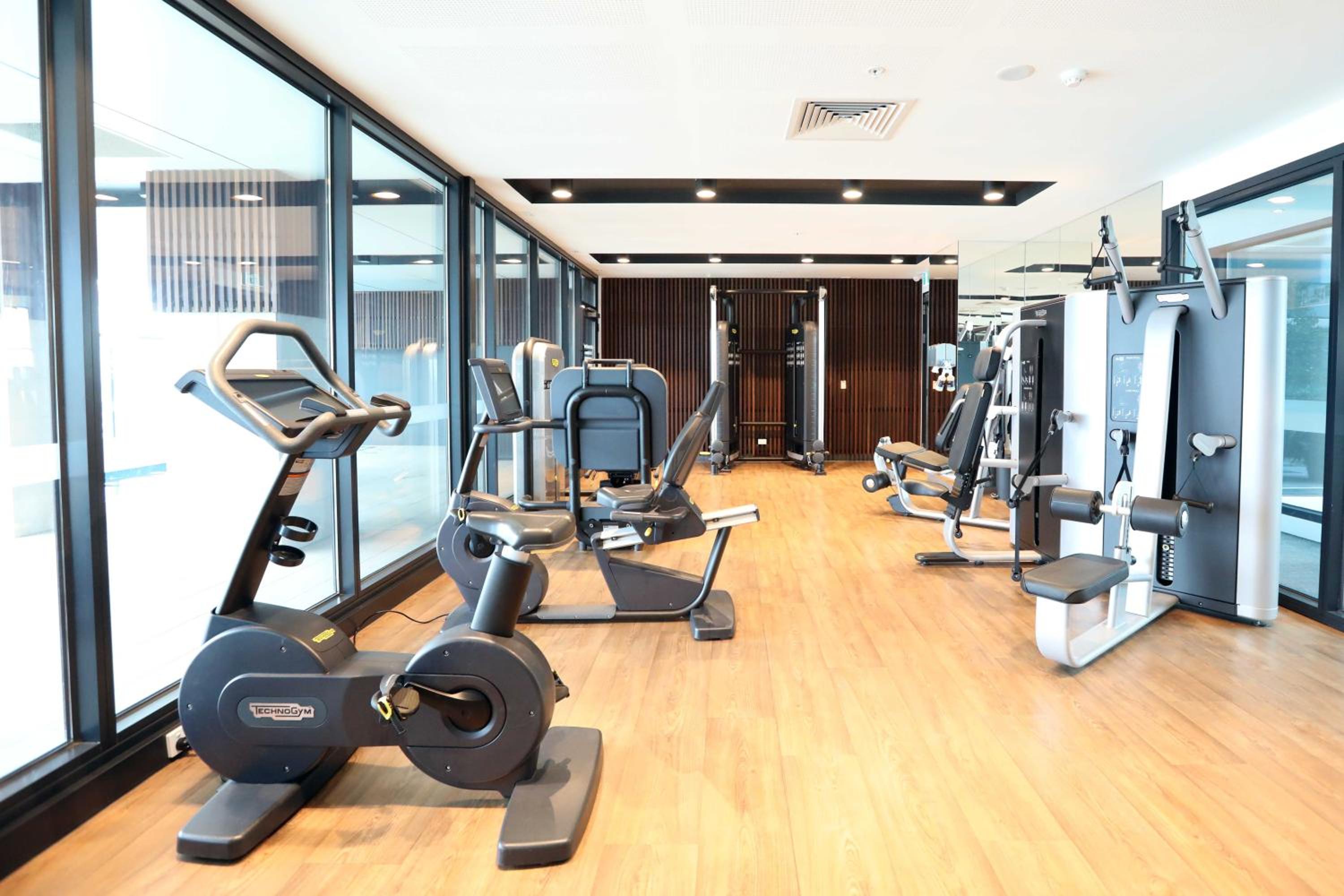 CBD Stunning High Floor View - FREE Parking FREE Netflix FREE Gym FREE Pool FREE Sauna FREE Coffee
