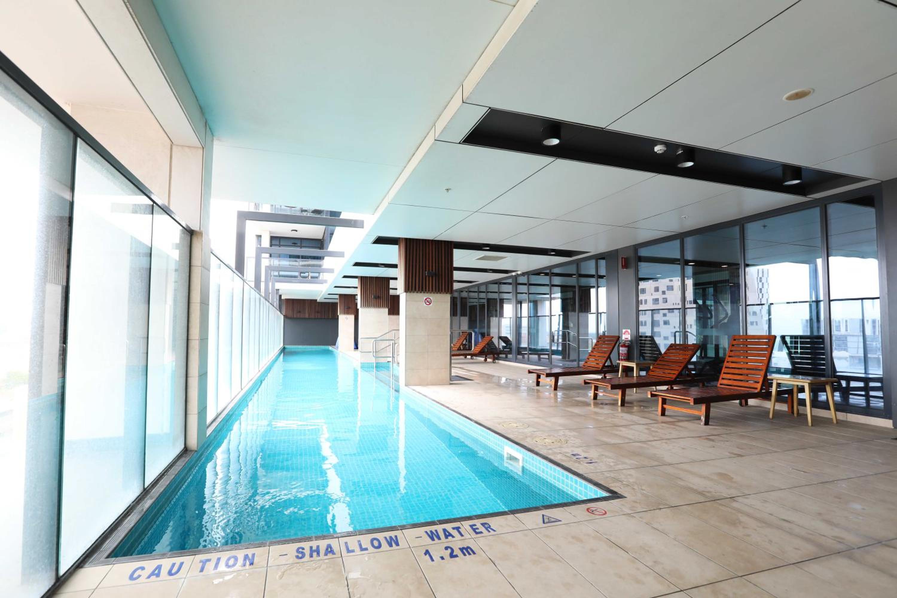 CBD Stunning High Floor View - FREE Parking FREE Netflix FREE Gym FREE Pool FREE Sauna FREE Coffee