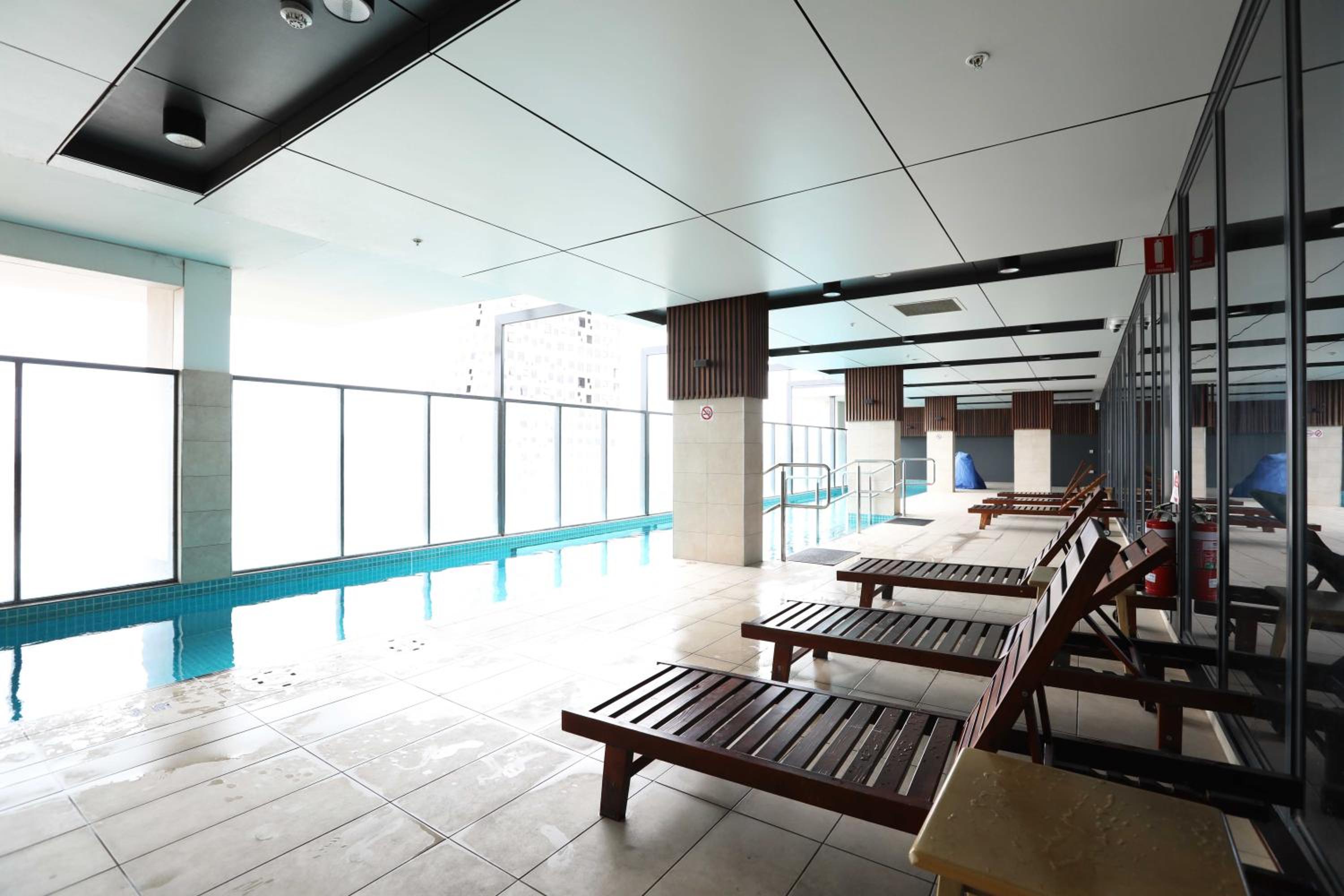 CBD Stunning High Floor View - FREE Parking FREE Netflix FREE Gym FREE Pool FREE Sauna FREE Coffee
