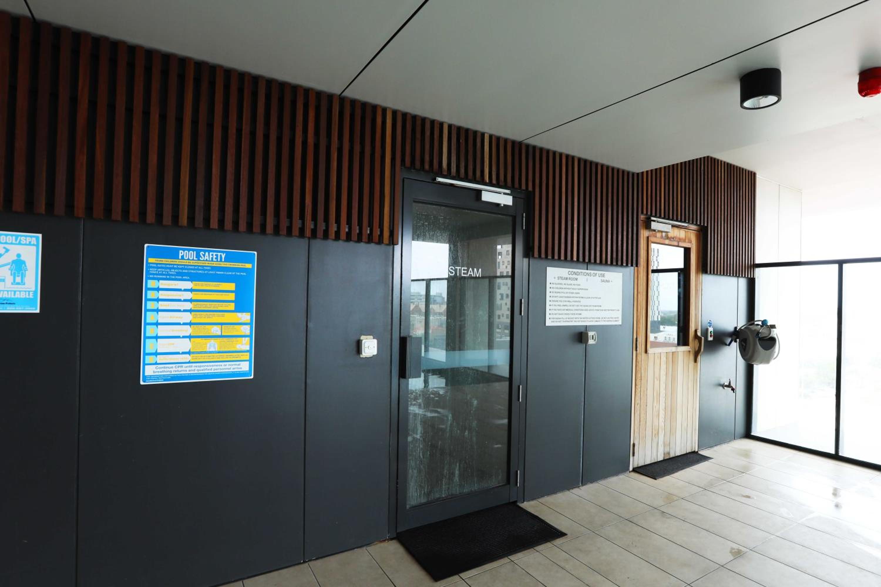 CBD Stunning High Floor View - FREE Parking FREE Netflix FREE Gym FREE Pool FREE Sauna FREE Coffee