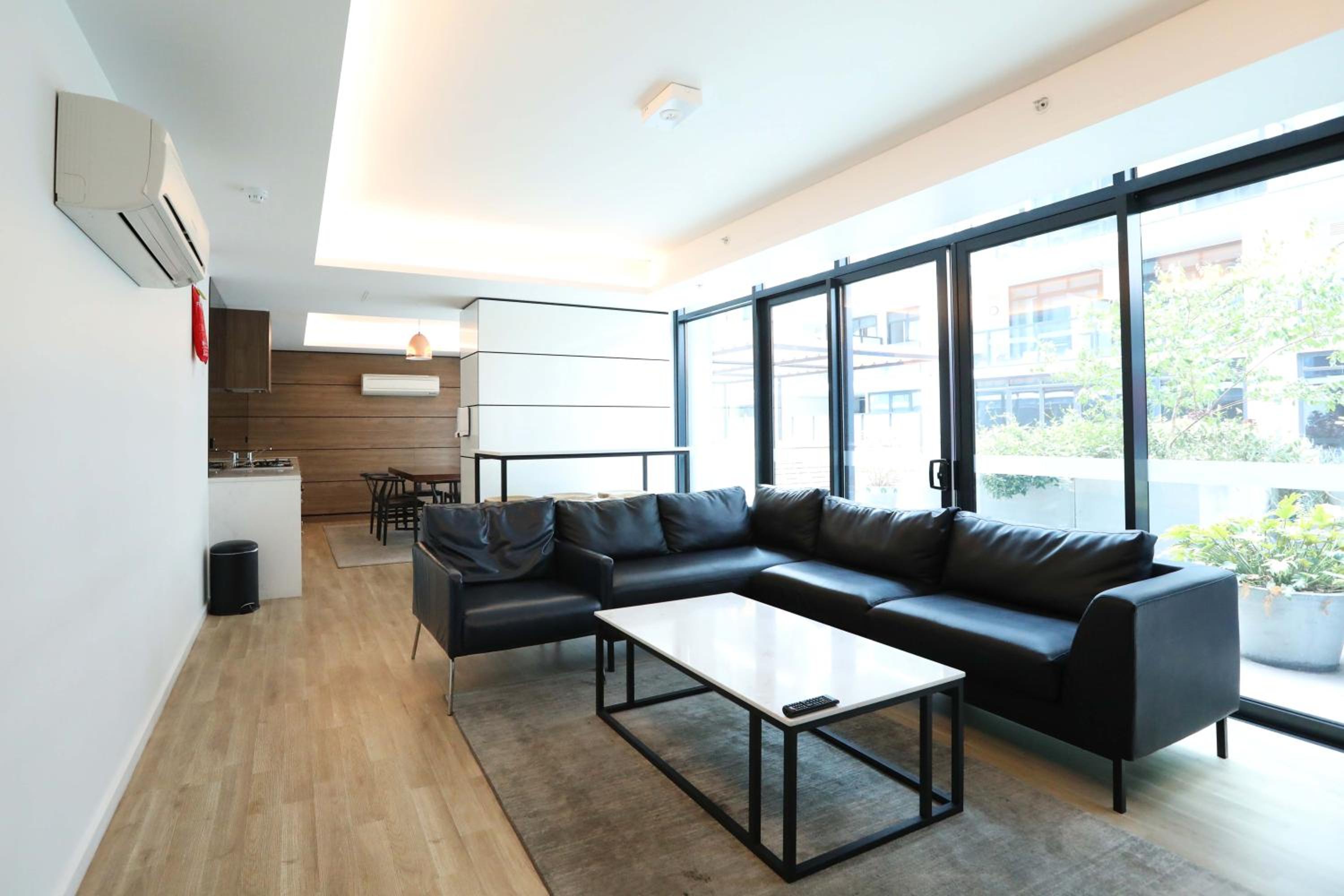 CBD Stunning High Floor View - FREE Parking FREE Netflix FREE Gym FREE Pool FREE Sauna FREE Coffee