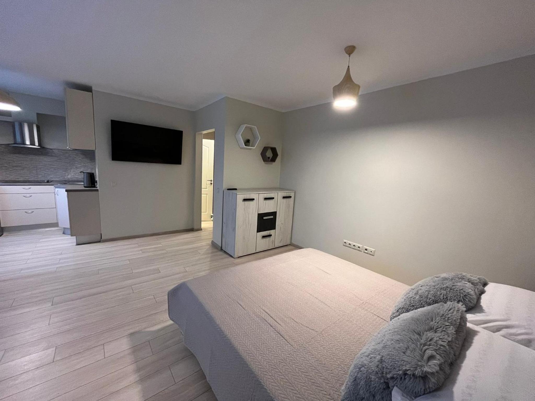 Beautiful Apartment Great Location FREE PARKING view 3