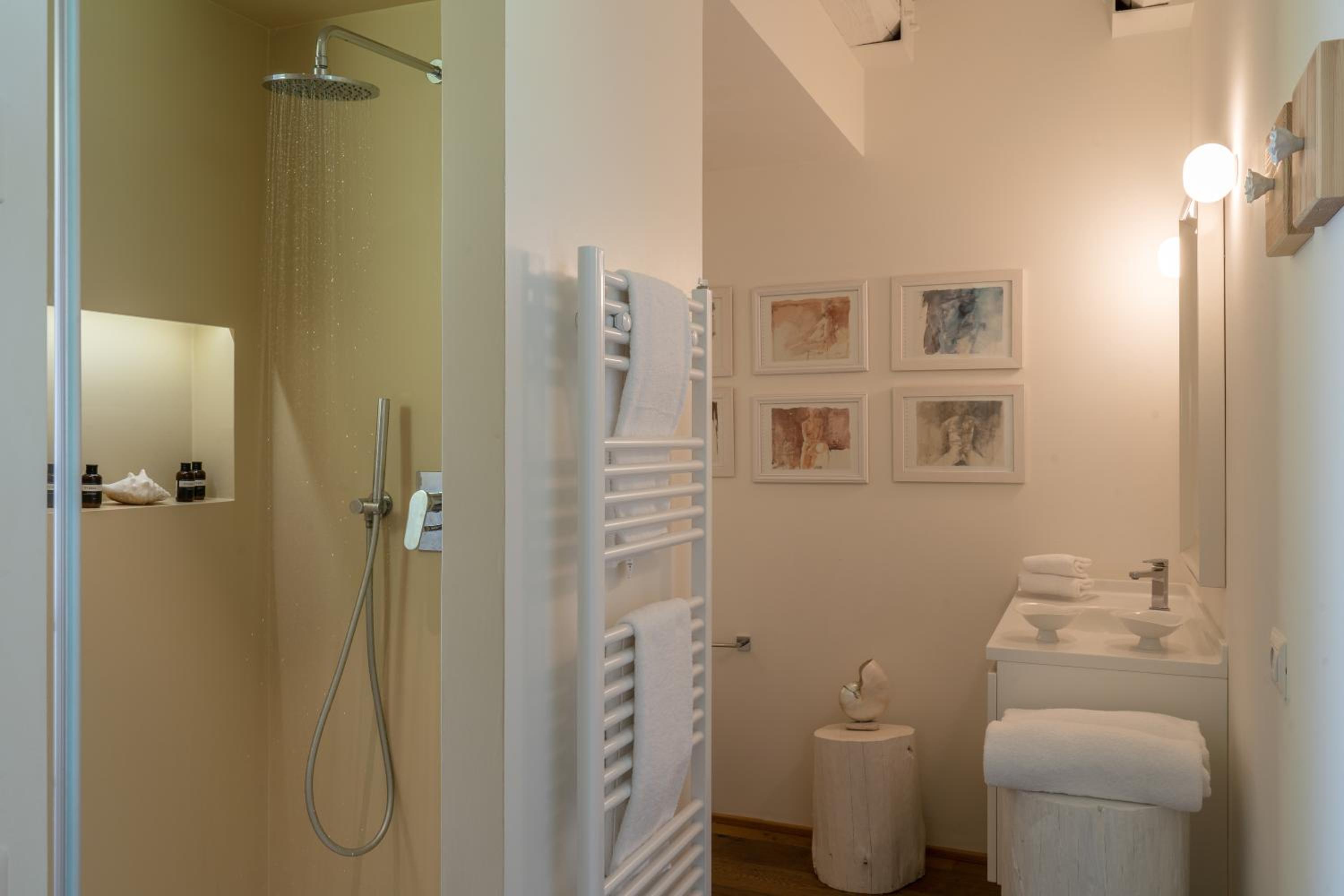 CasaVostra - Ambience Suites