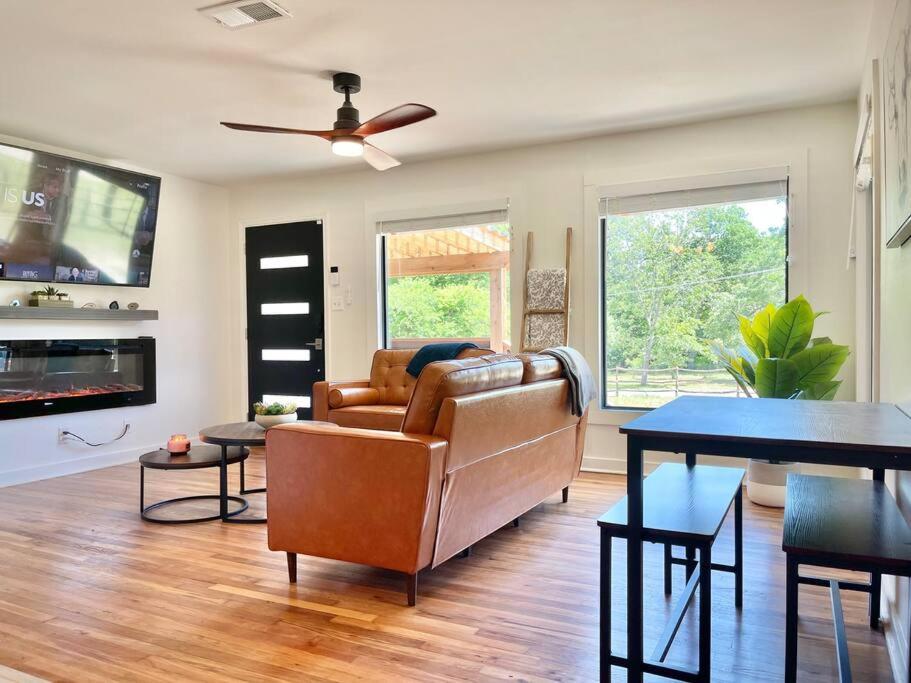 Cozy Renovated Farmhouse in SM - Downtown 5 mins view 3