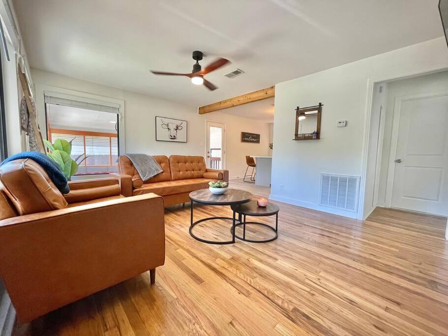 Cozy Renovated Farmhouse in SM - Downtown 5 mins view 4