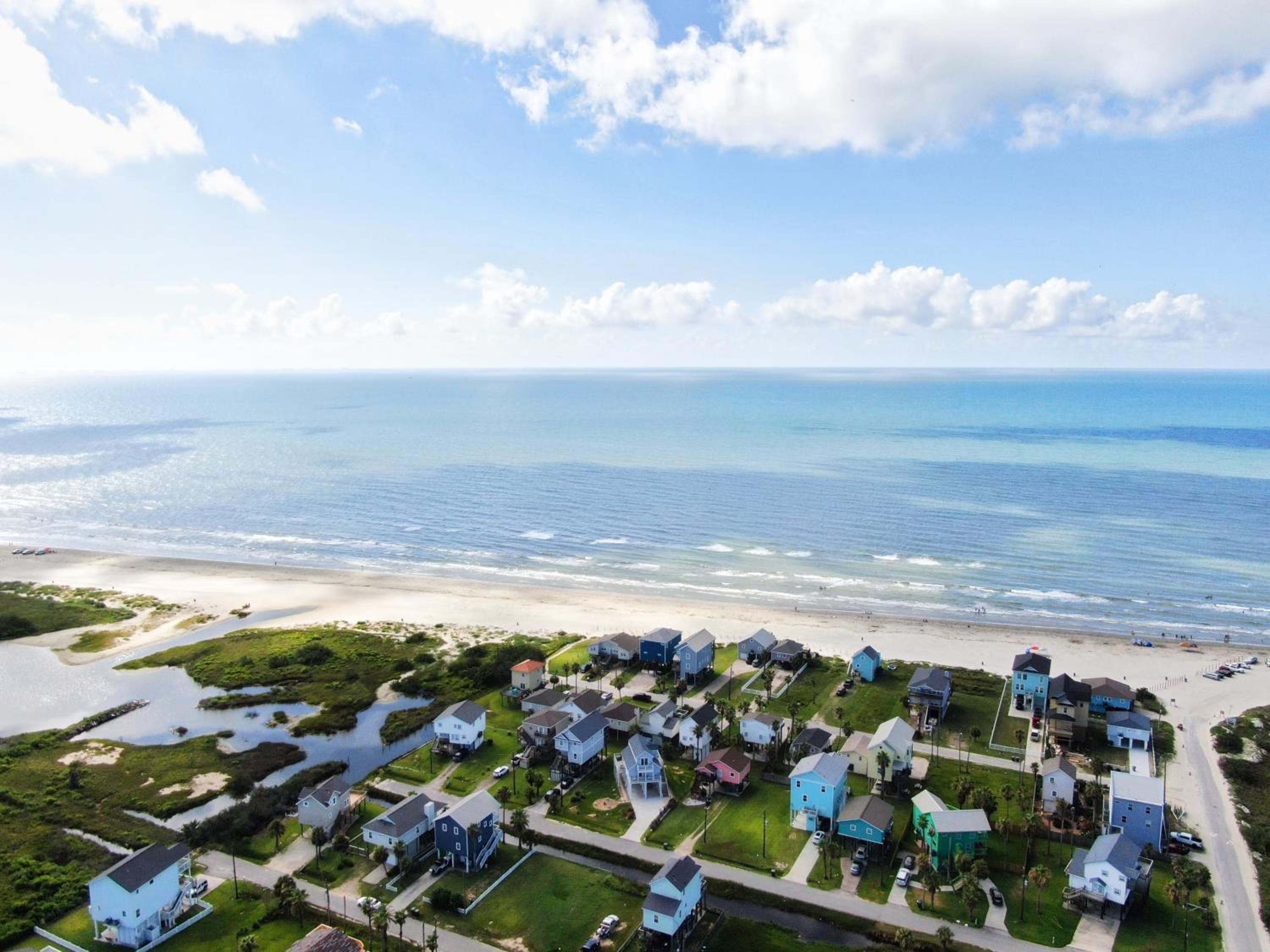 Yellow Beach Haven, Decks, Views, Mere Steps to Sand view 5