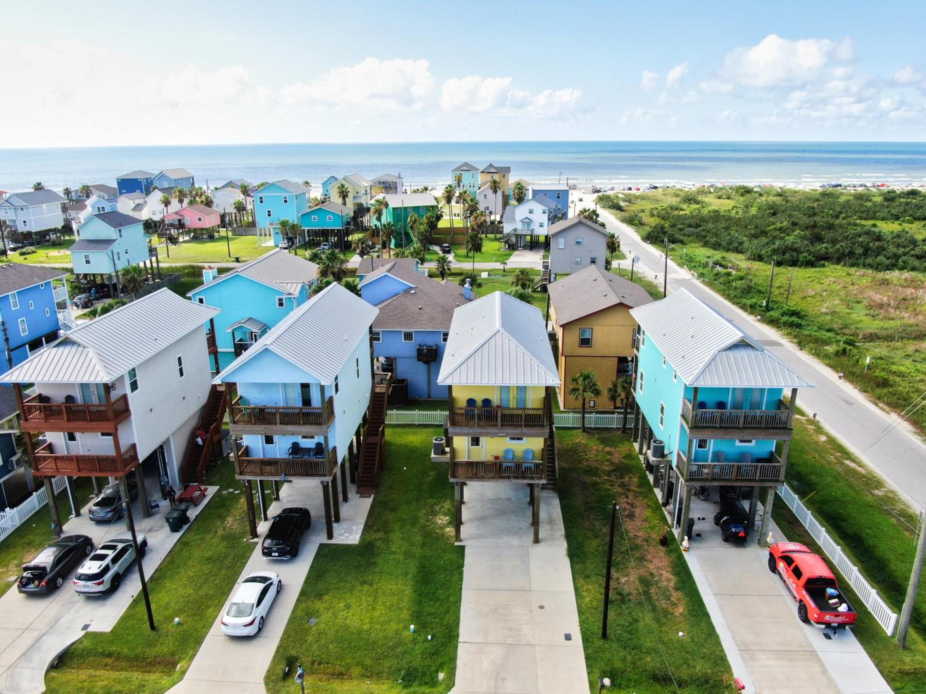 Yellow Beach Haven, Decks, Views, Mere Steps to Sand view 4
