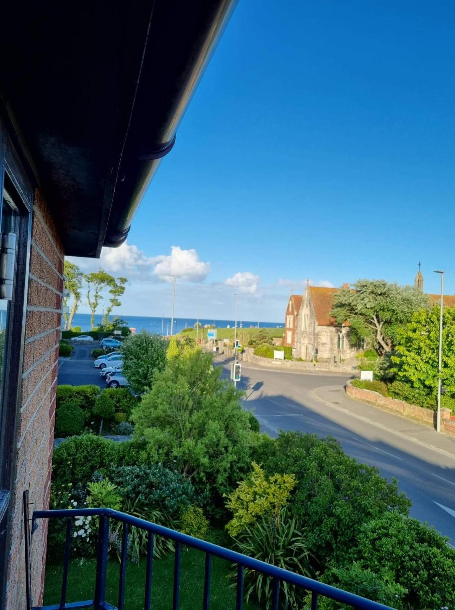 HighTide & Sunnyside apartments Two bedroomed apartments with free parking, balconies with sea views view 4