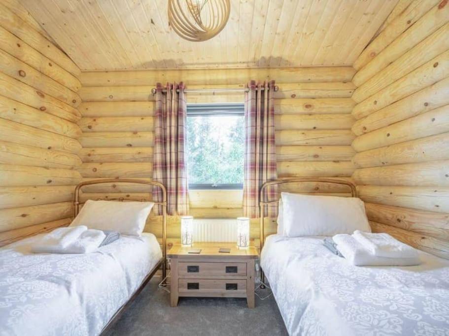 Treetops Luxury Log Cabin - Hot tub, BBQ & Sauna view 2