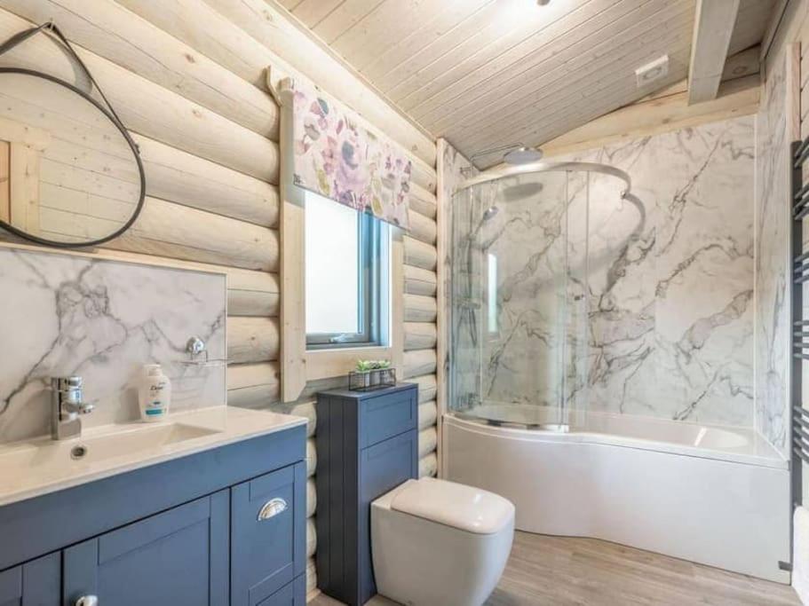 Treetops Luxury Log Cabin - Hot tub, BBQ & Sauna view 3